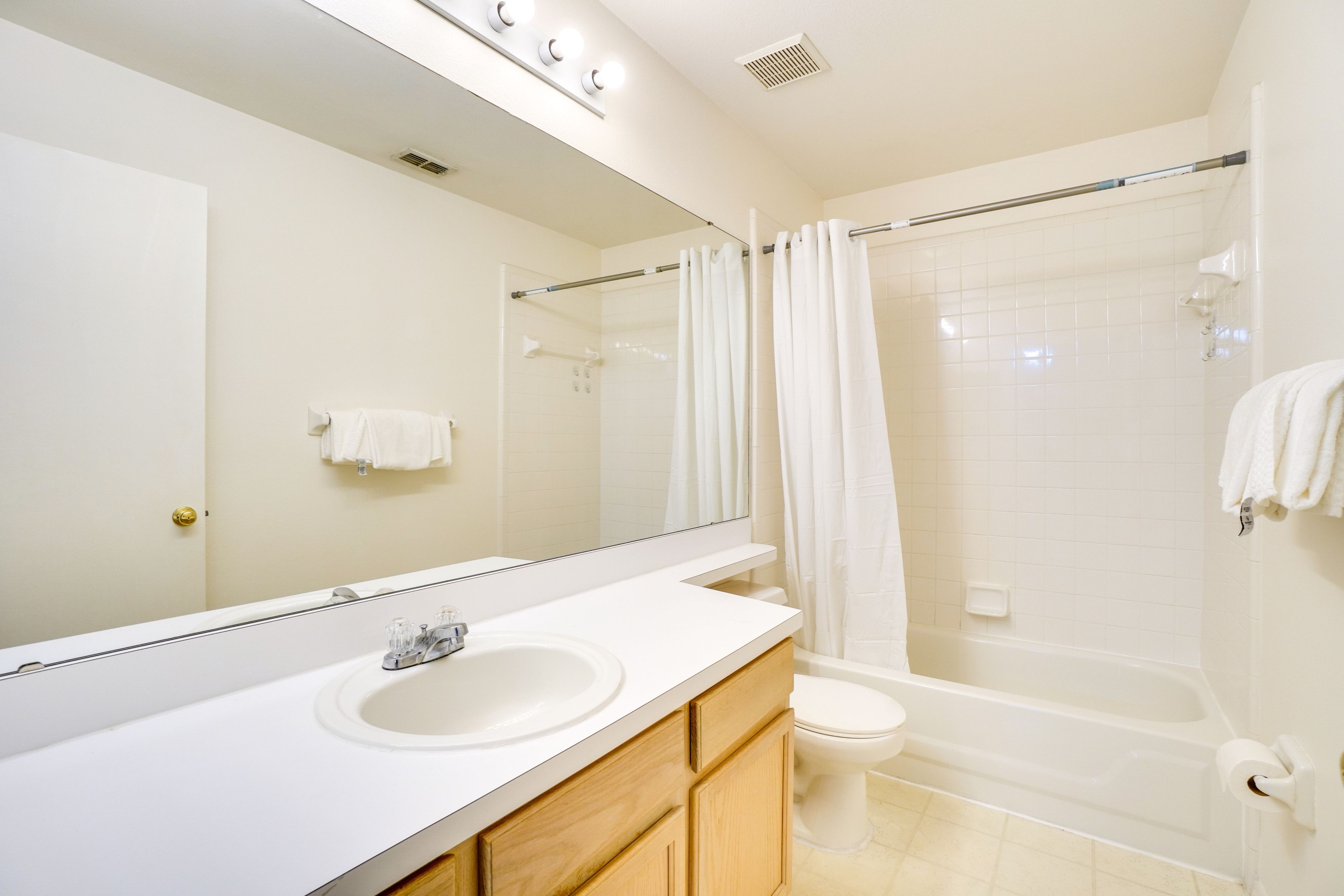 Full Bathroom | Towels Provided