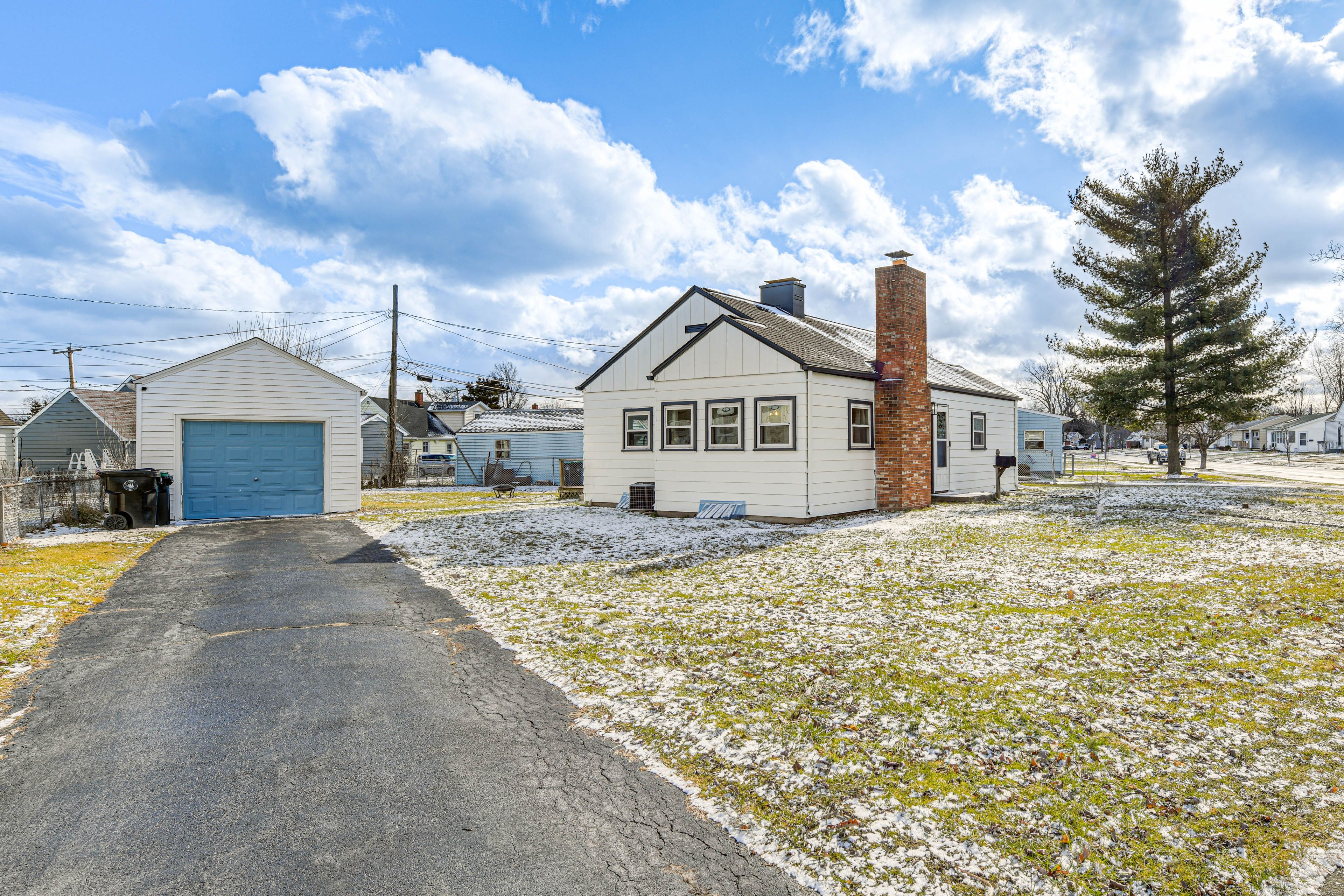 Parking | Driveway (3 Vehicles) | RV Parking Available