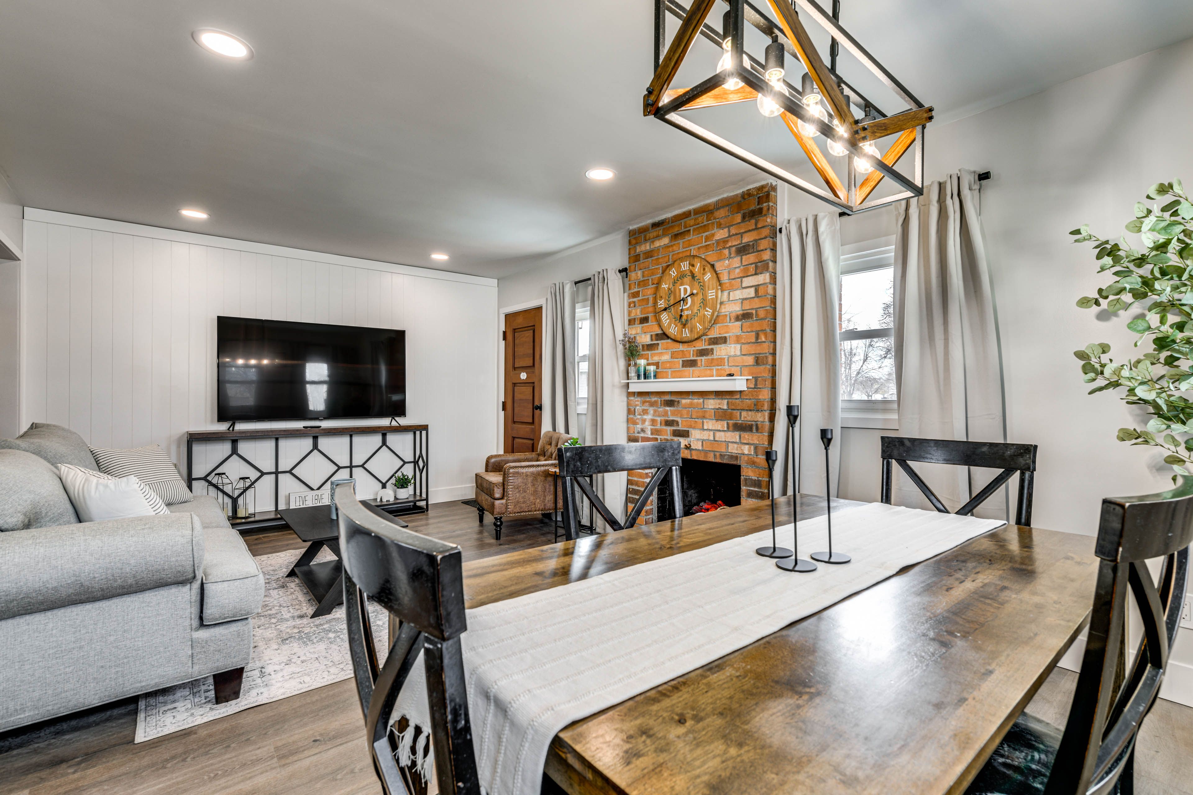 Dining Area | Dishware/Flatware Provided