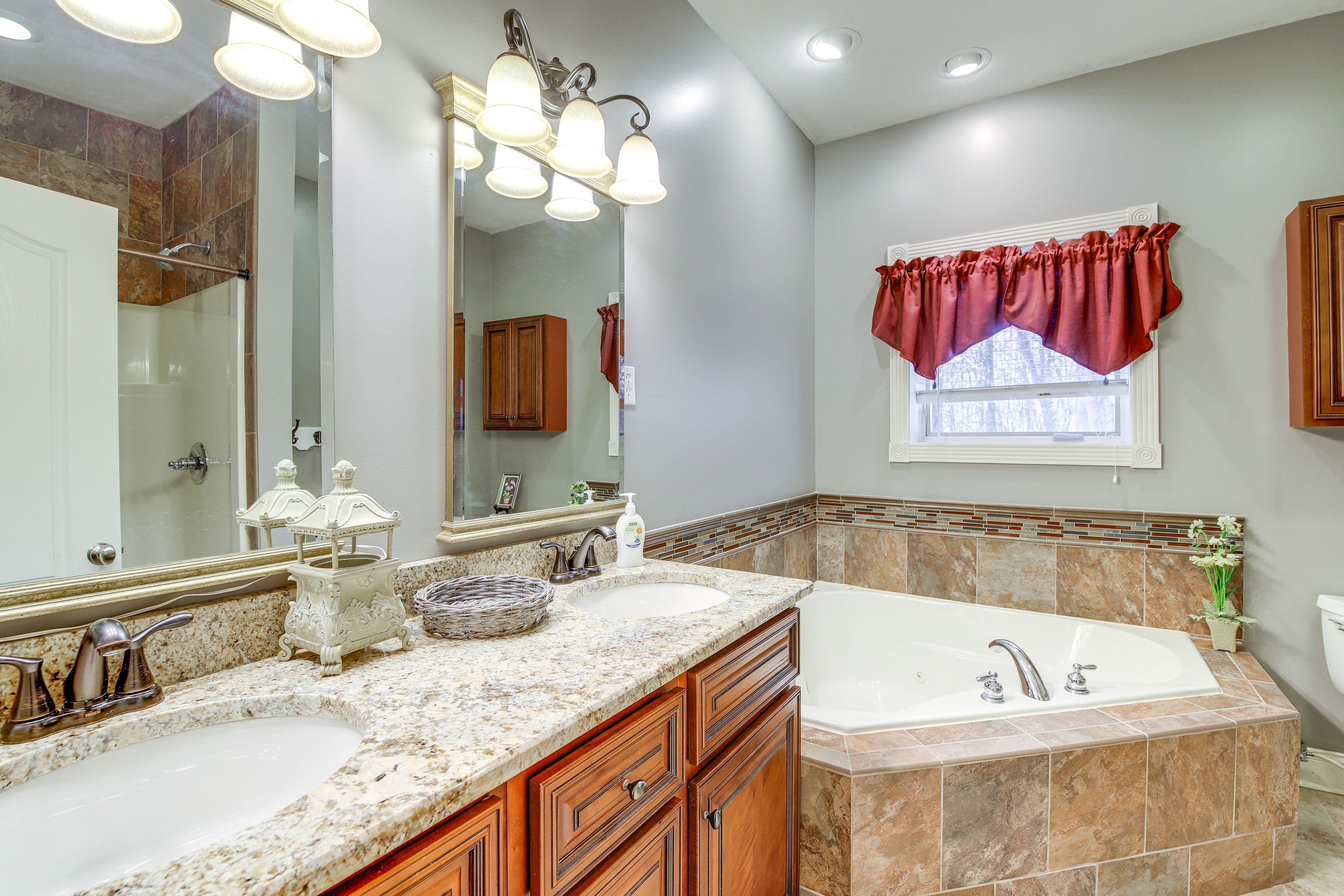 En-Suite Bathroom | 1st Floor