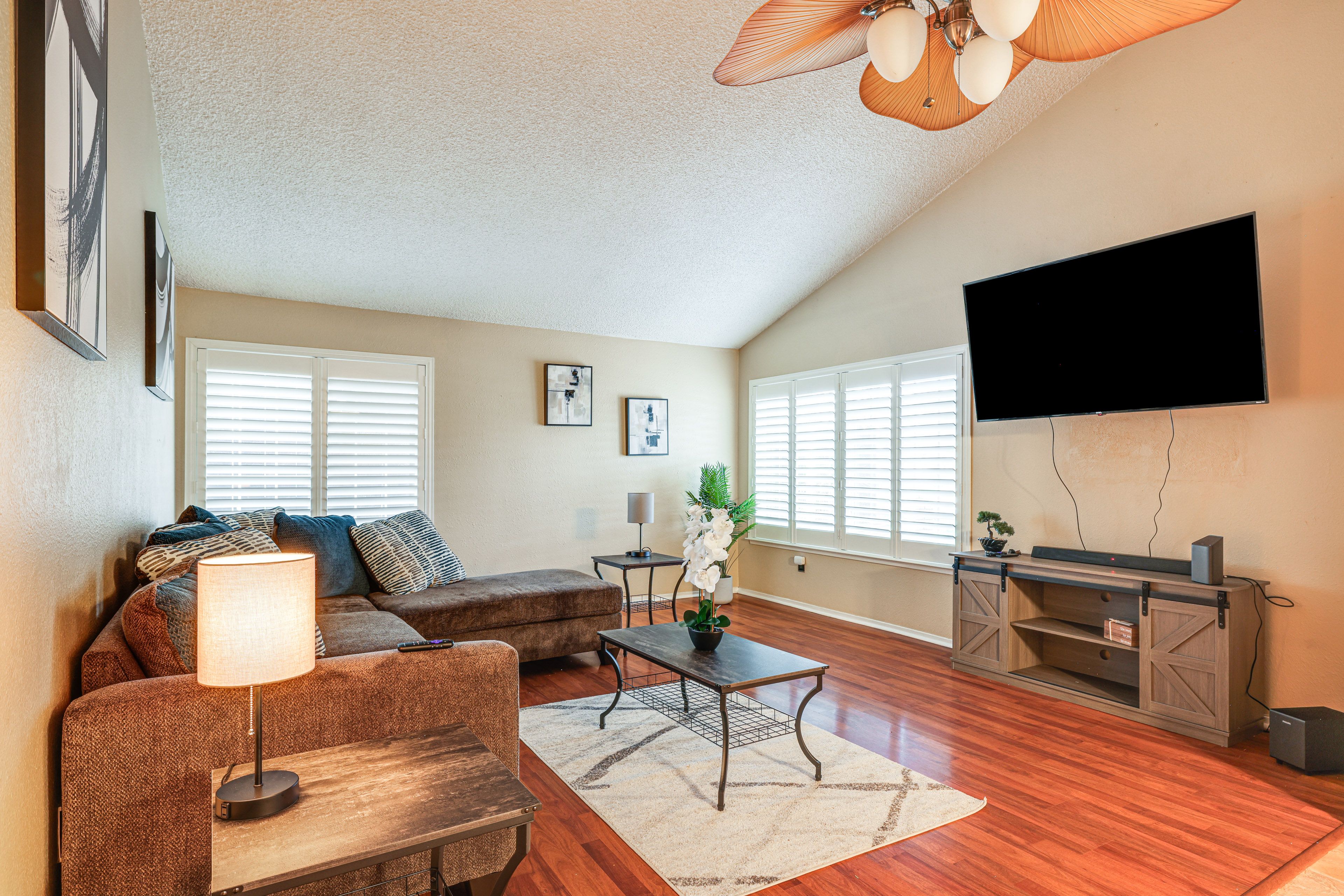 Living Room | Free WiFi | Smart TV | Central A/C & Heating