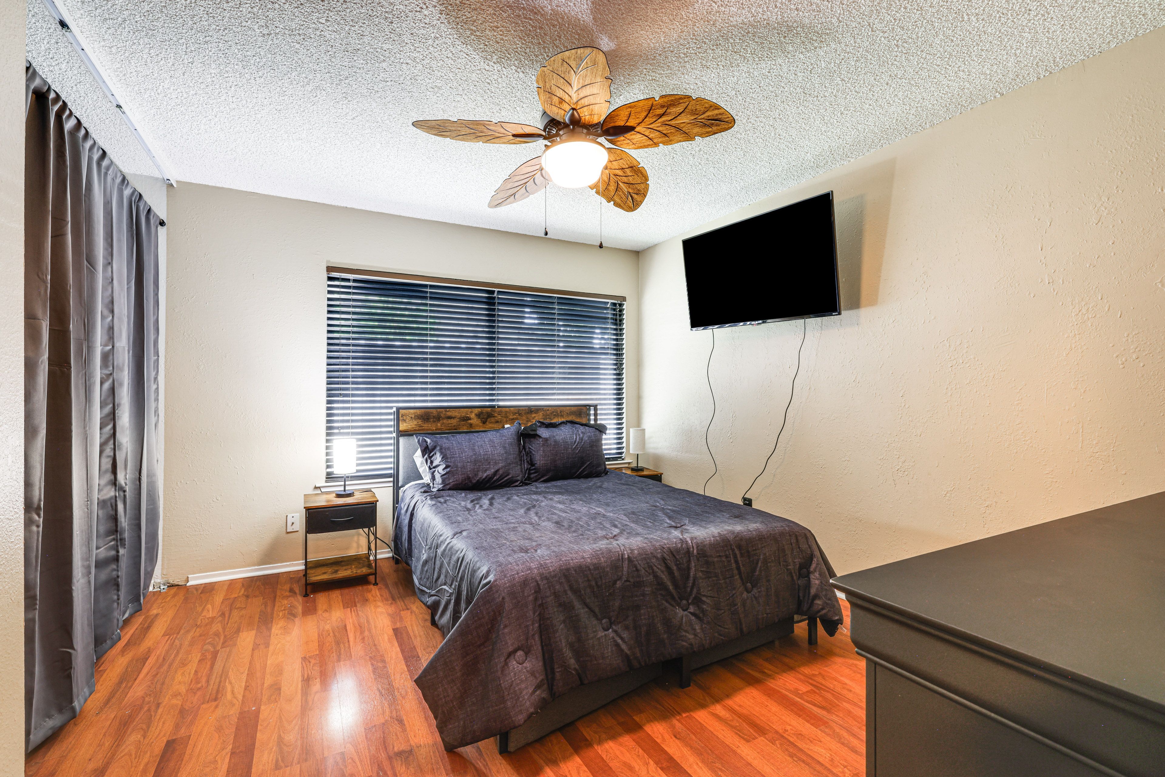 Bedroom 2 | Queen Bed | Smart TV