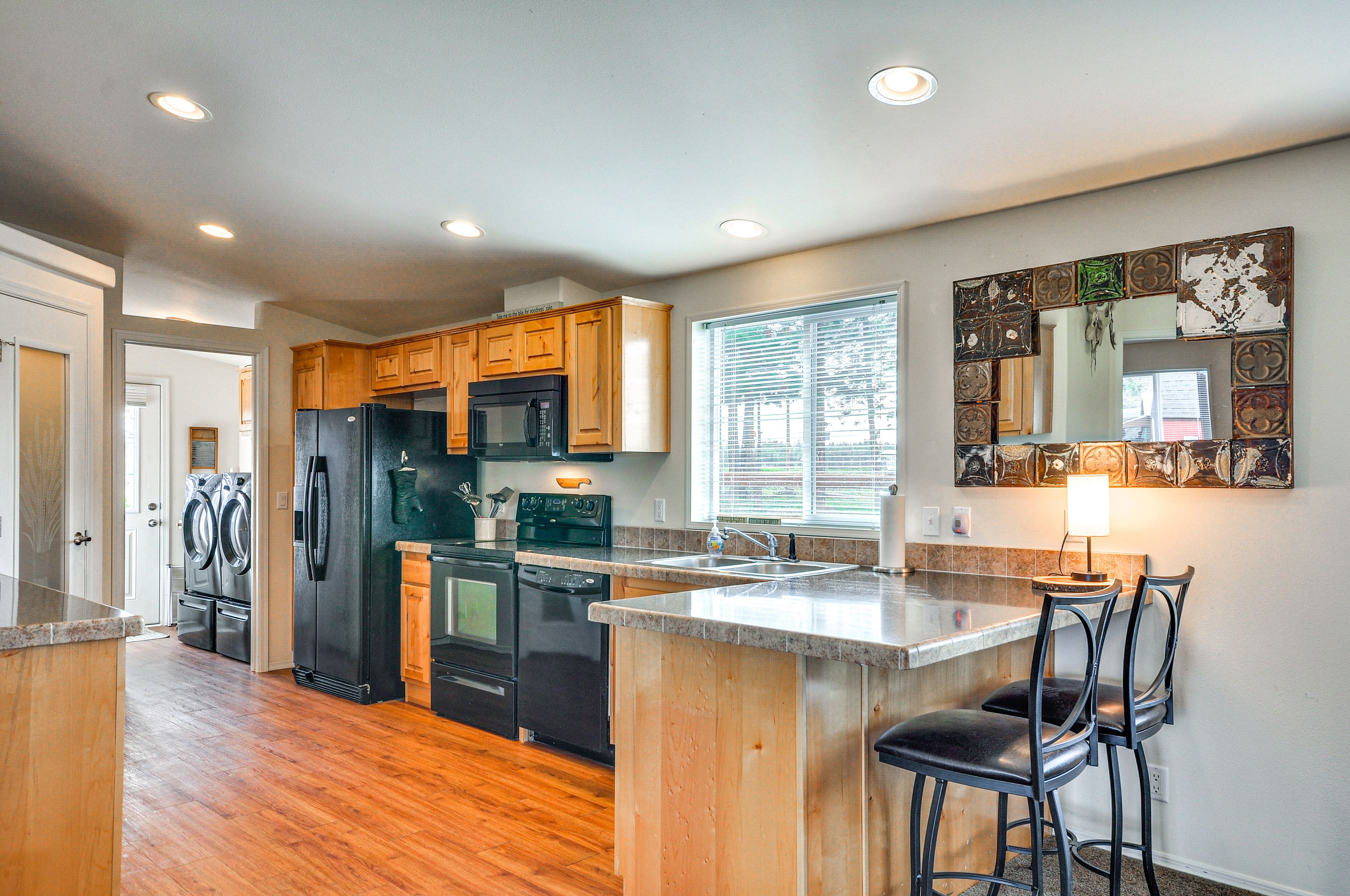 Kitchen | Keurig Coffee Maker | Blender | Toaster