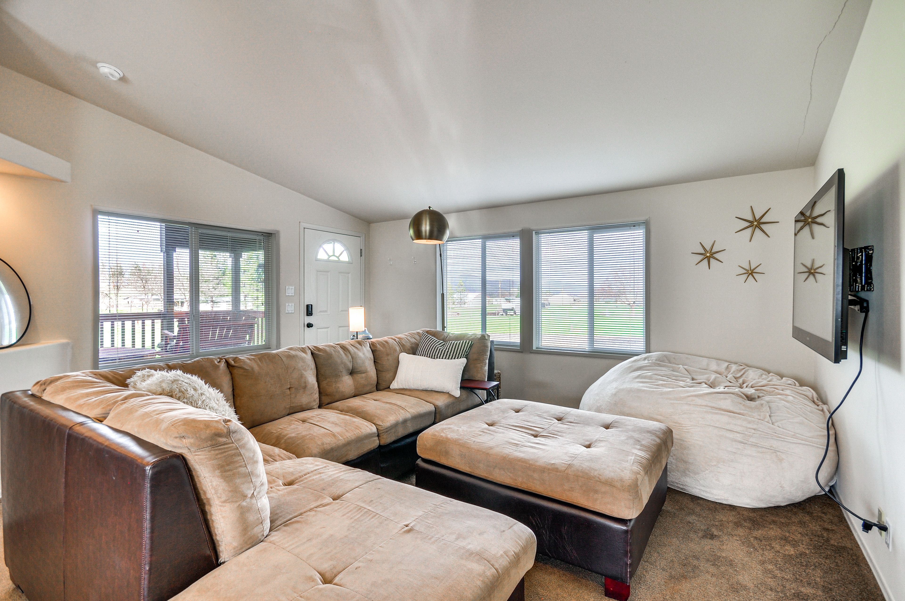 Living Room | Free WiFi | Central A/C & Heat | Smart TV