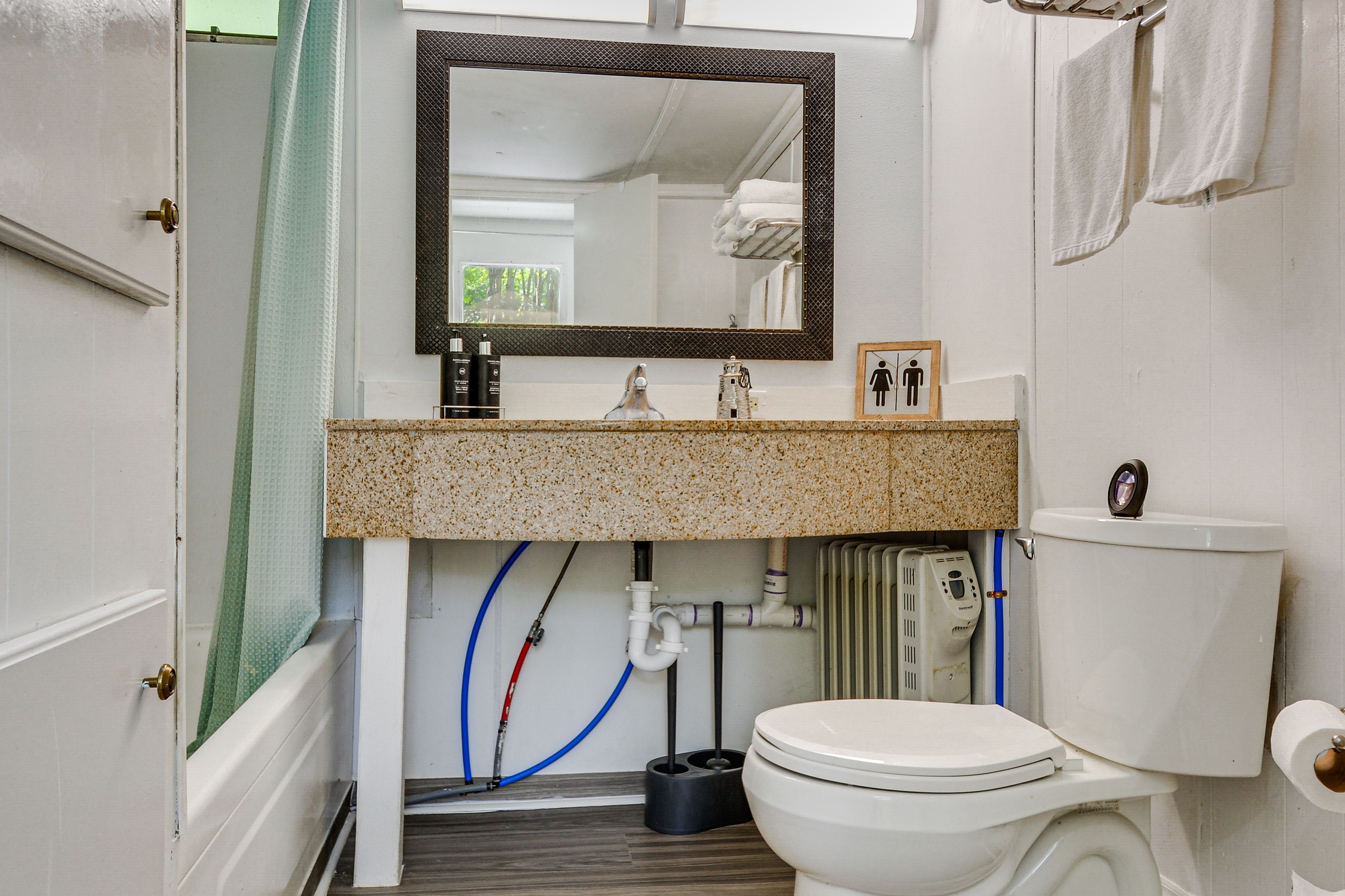 Full Bathroom | Towels Provided | Complimentary Toiletries