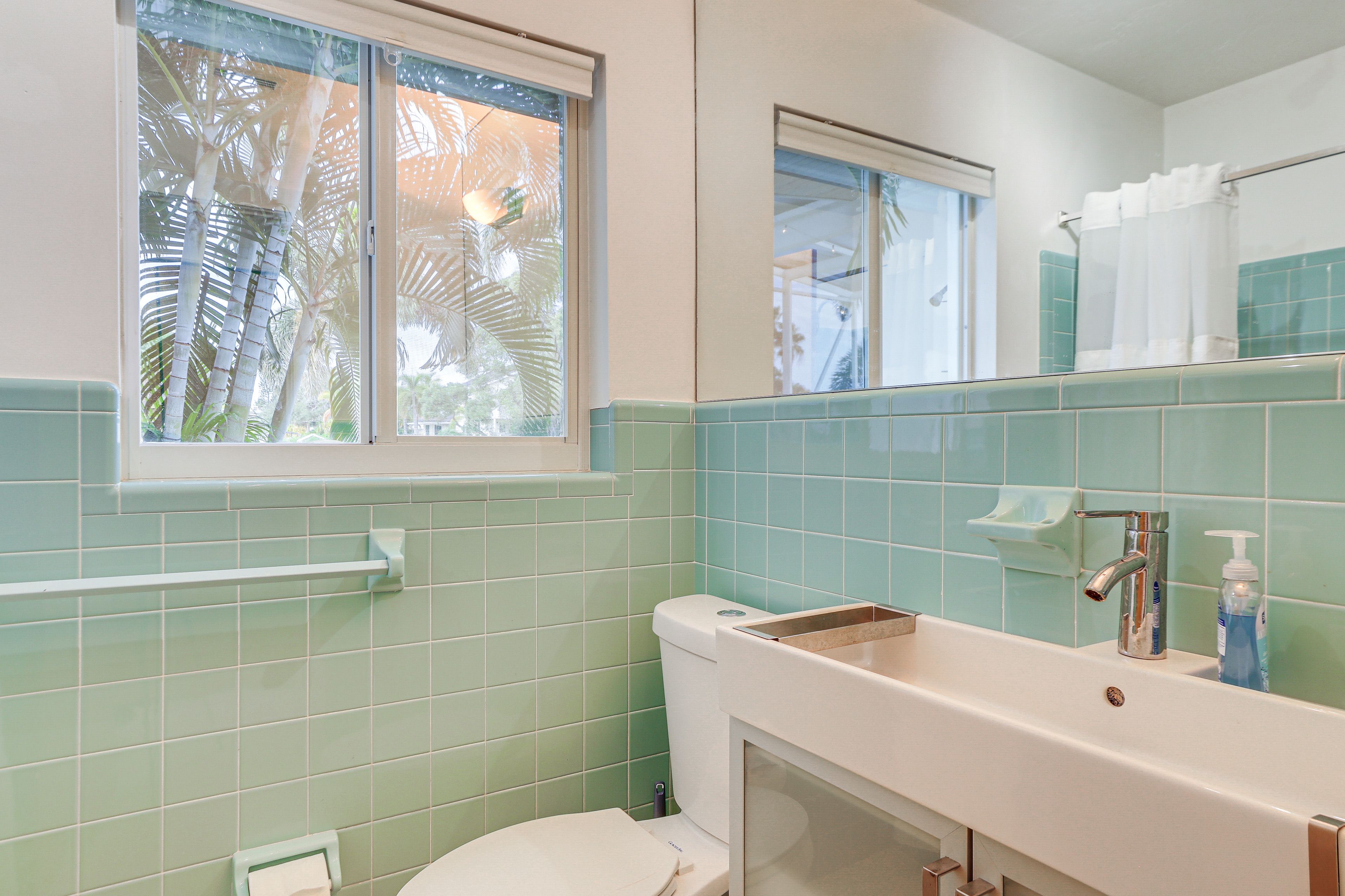 Full Bathroom | Towels Provided