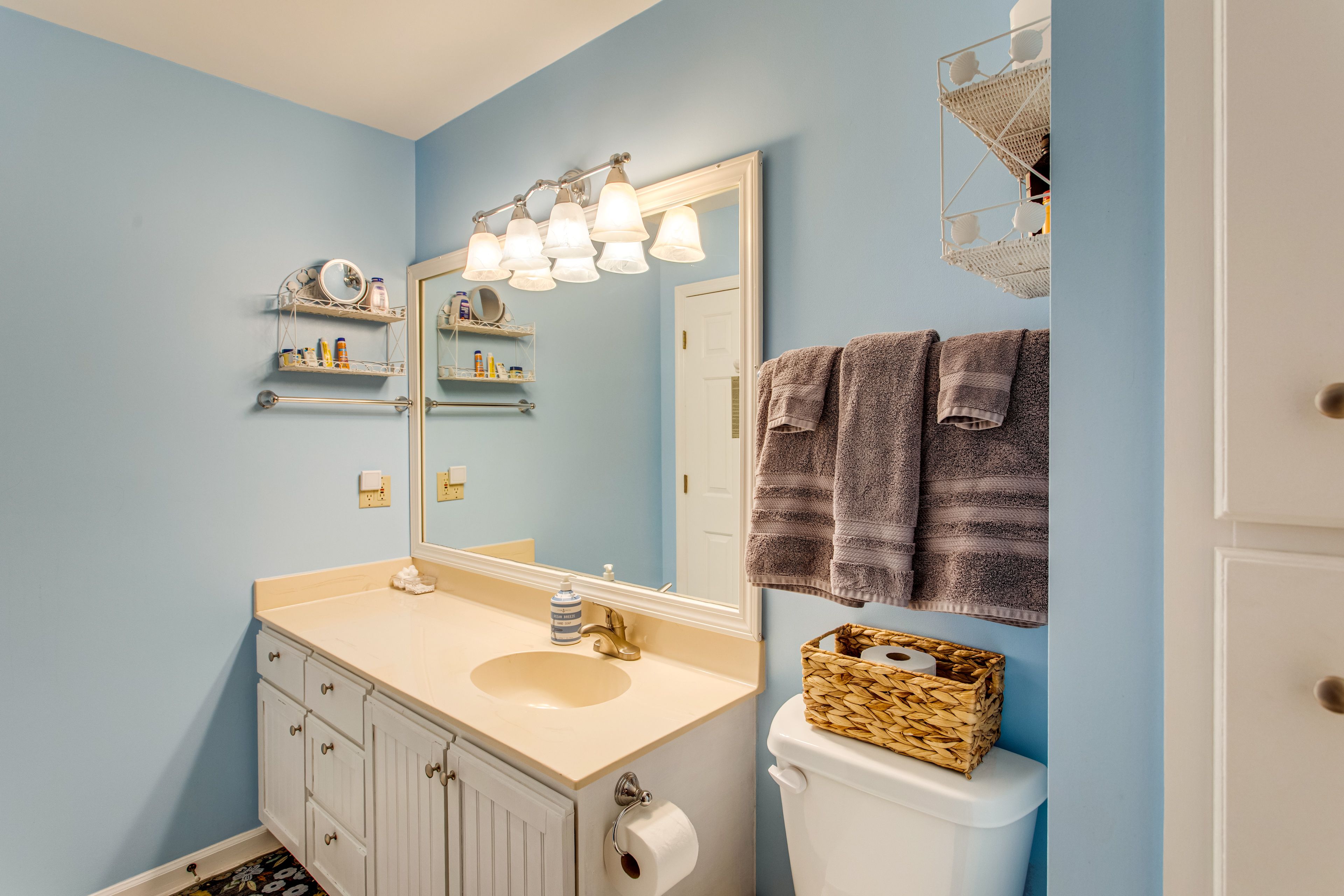 Full Bathroom | Towels Provided