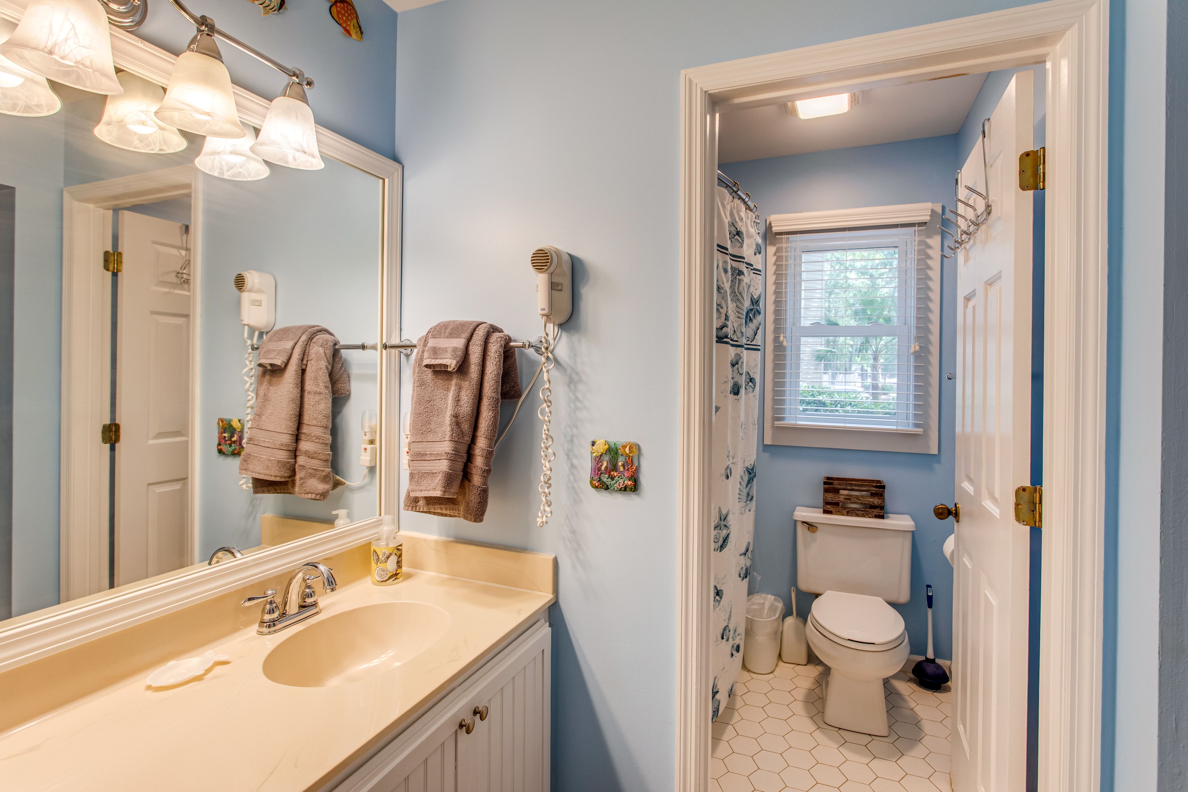 Full Bathroom | Complimentary Toiletries