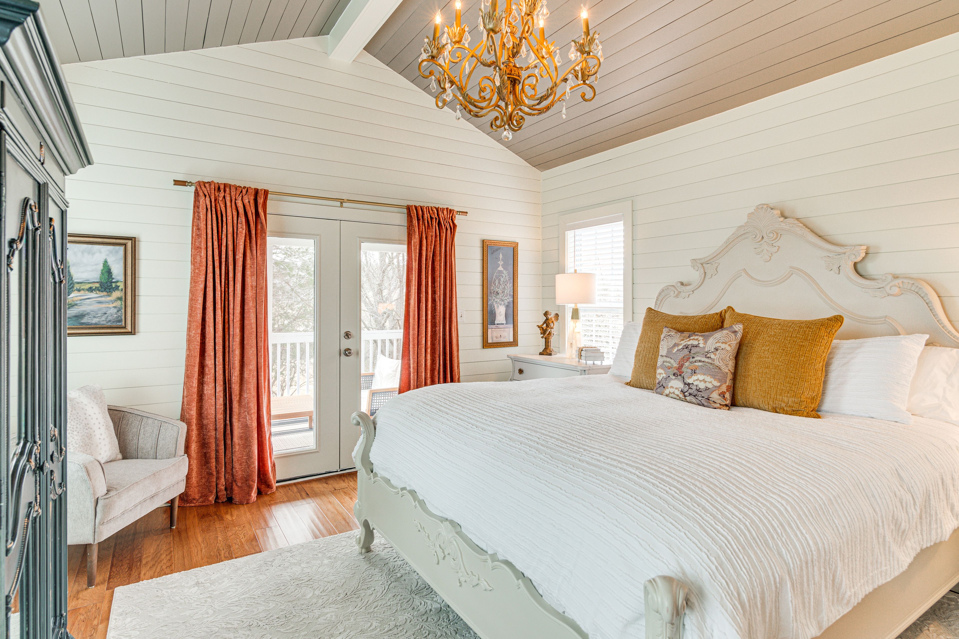 Bedroom | King Bed | Linens & Towels Provided
