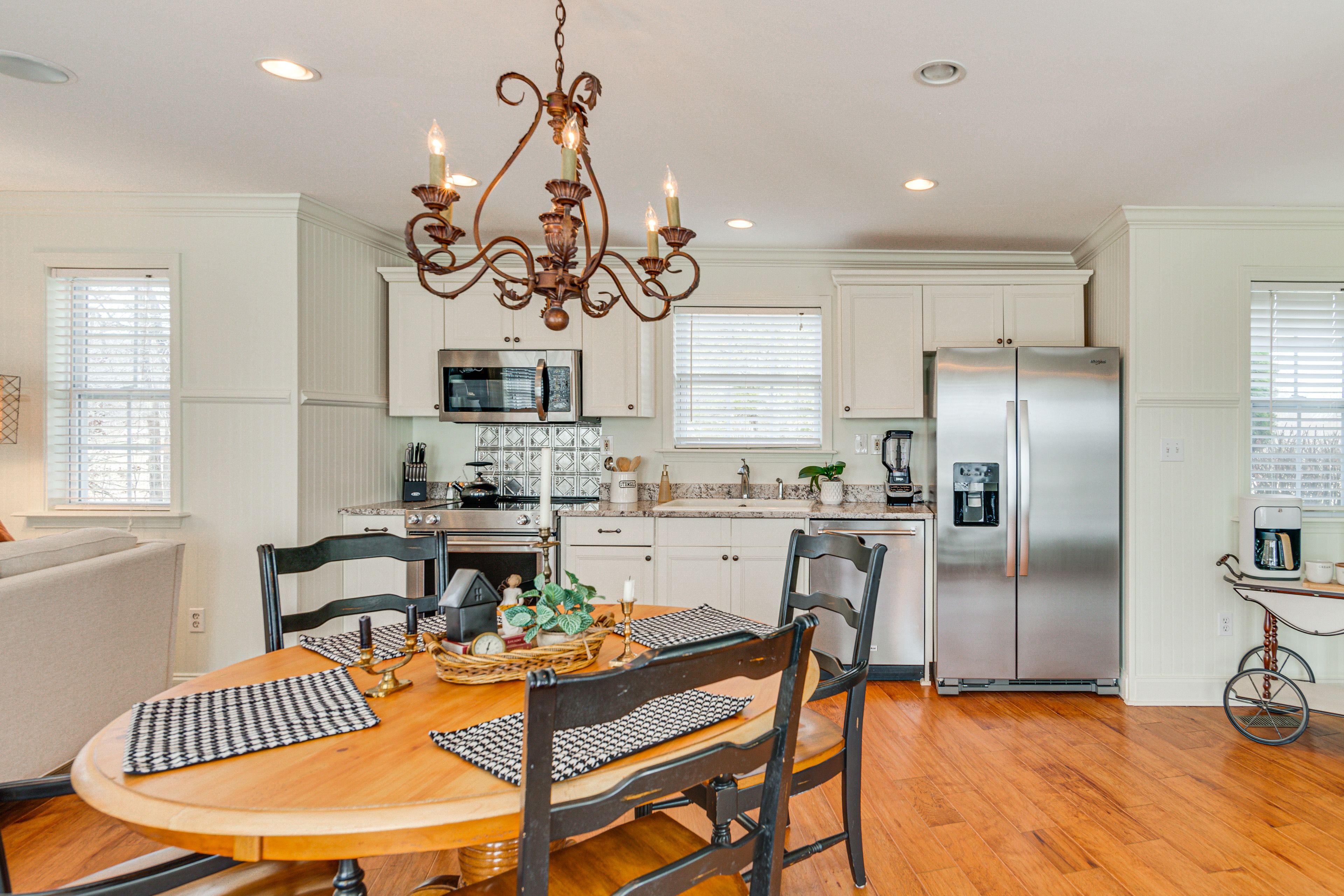 Dining Area | Dishware & Flatware Provided