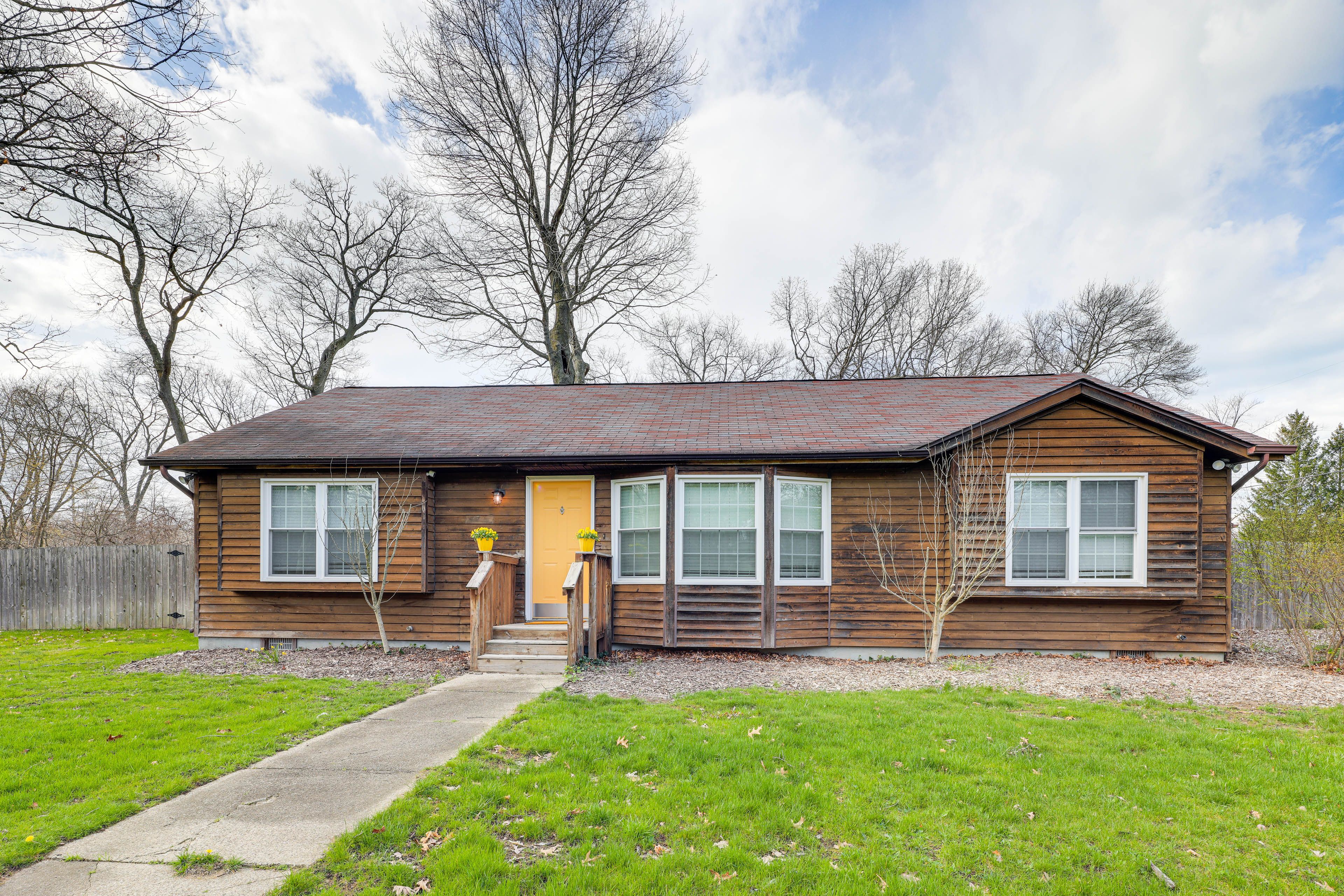 Parking | Driveway (5 Vehicles) | Free Street Parking | RVs/Trailers Allowed