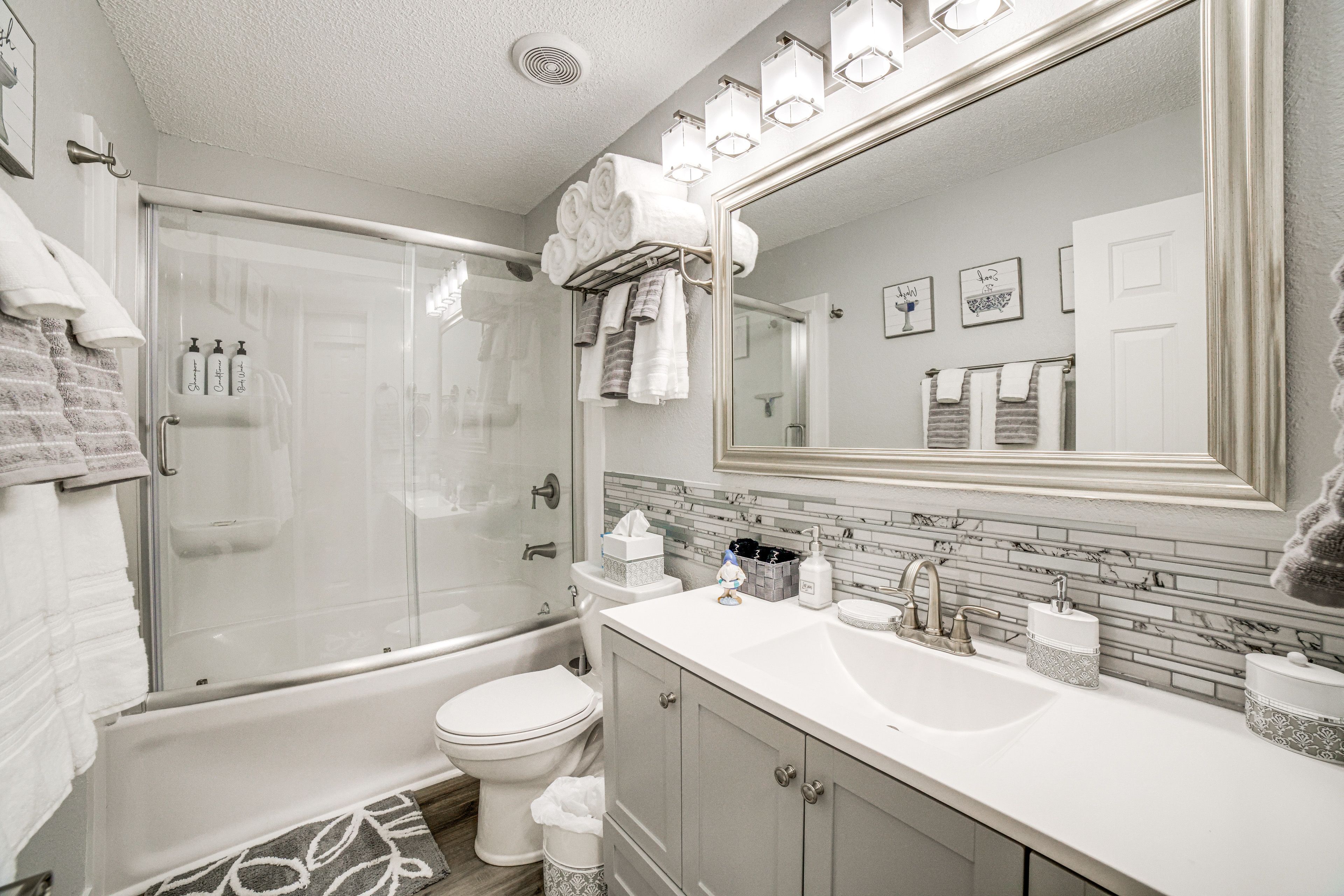 Full Bathroom | Complimentary Toiletries
