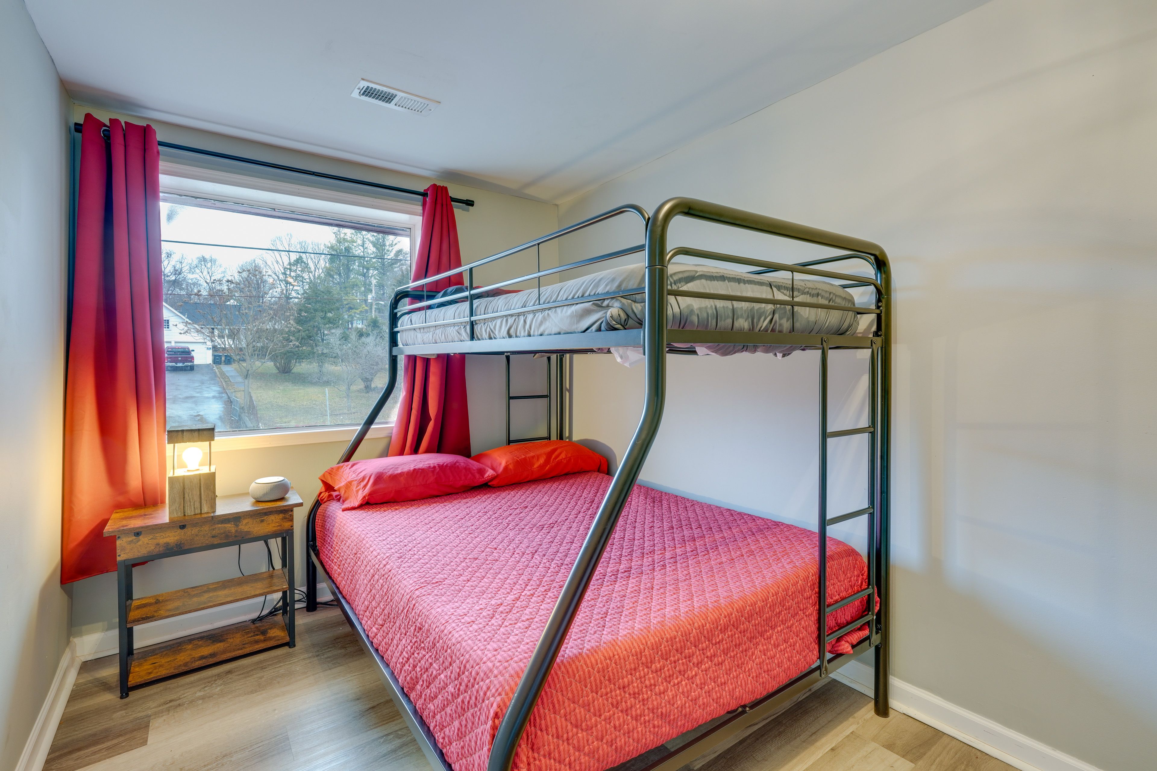 Bedroom 2 | Twin/Full Bunk Bed