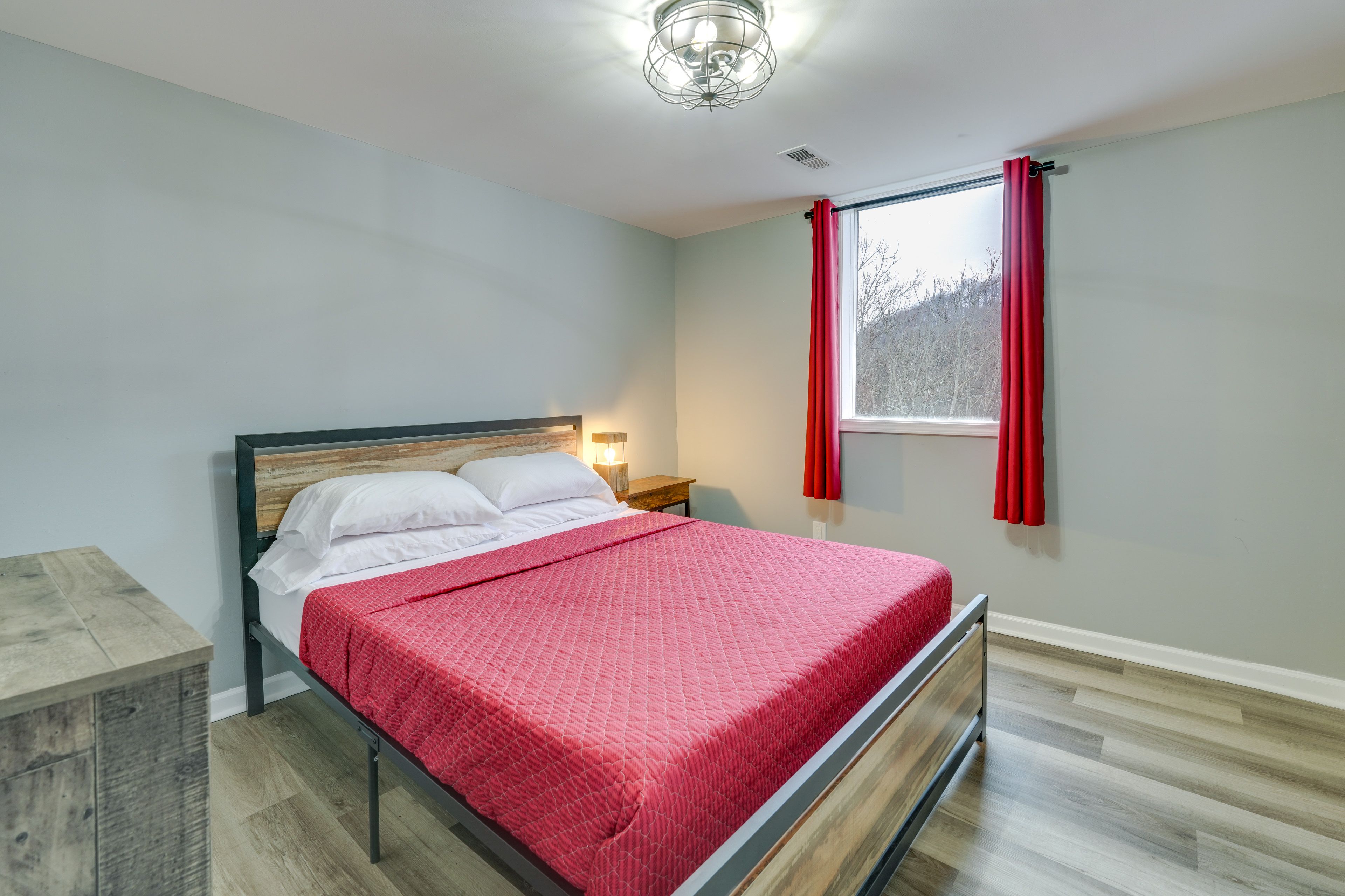 Bedroom 1 | Queen Bed