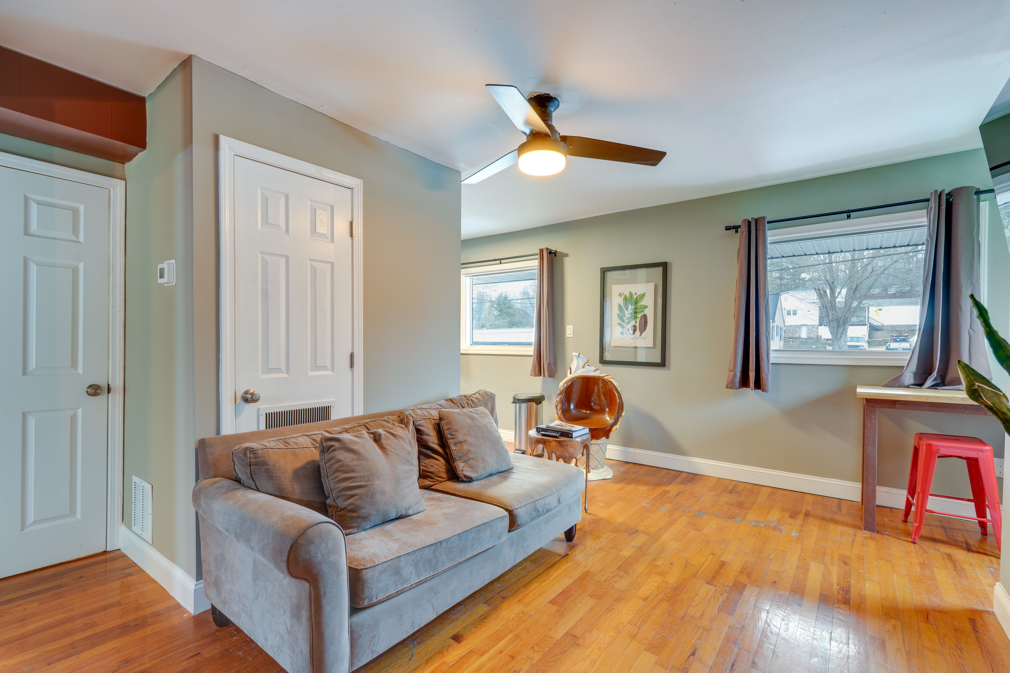 Living Room | Central Heating & A/C | Free WiFi | Single-Story Unit