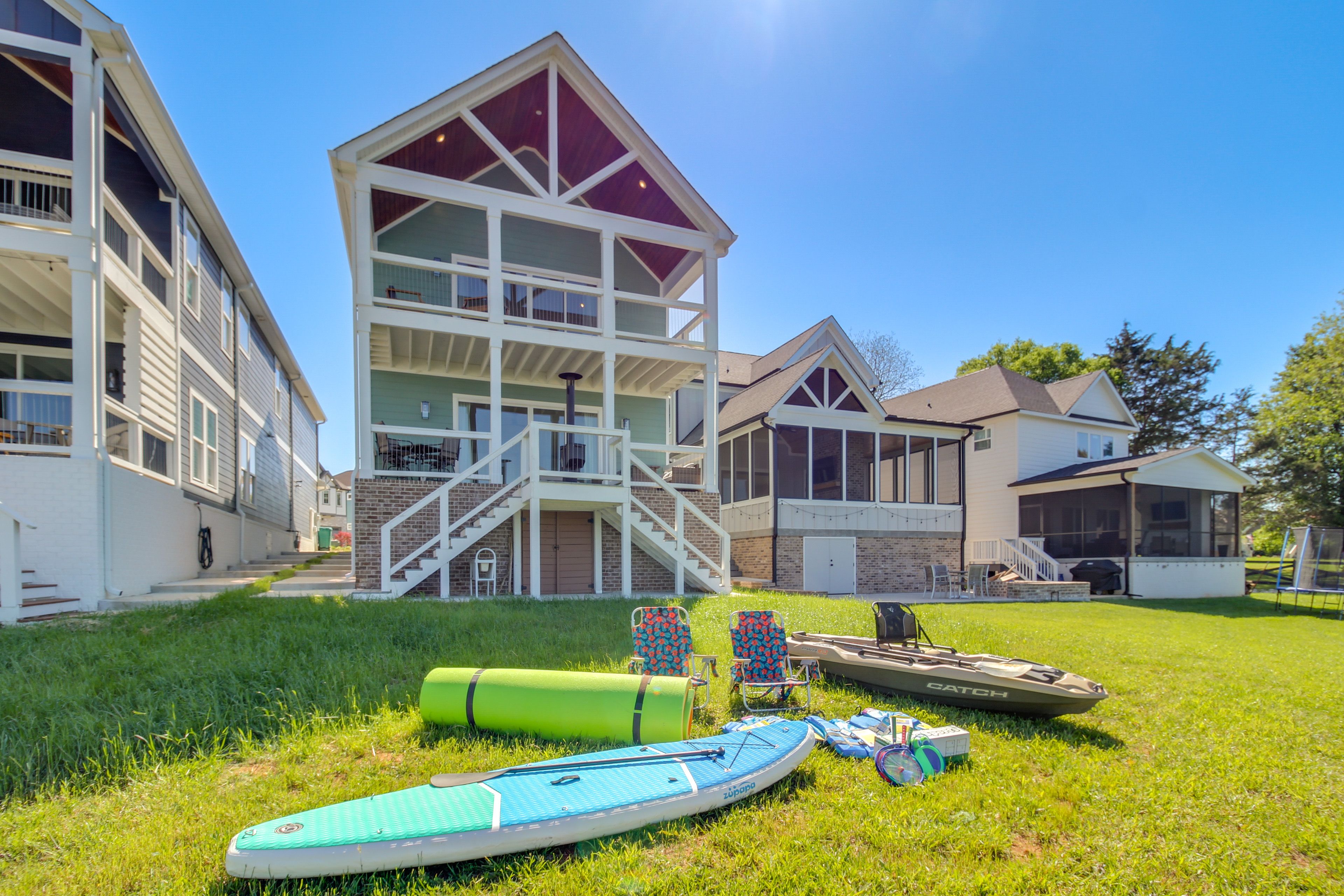 Aqua Lily Pad | Paddleboard | Beach Chairs & Towels