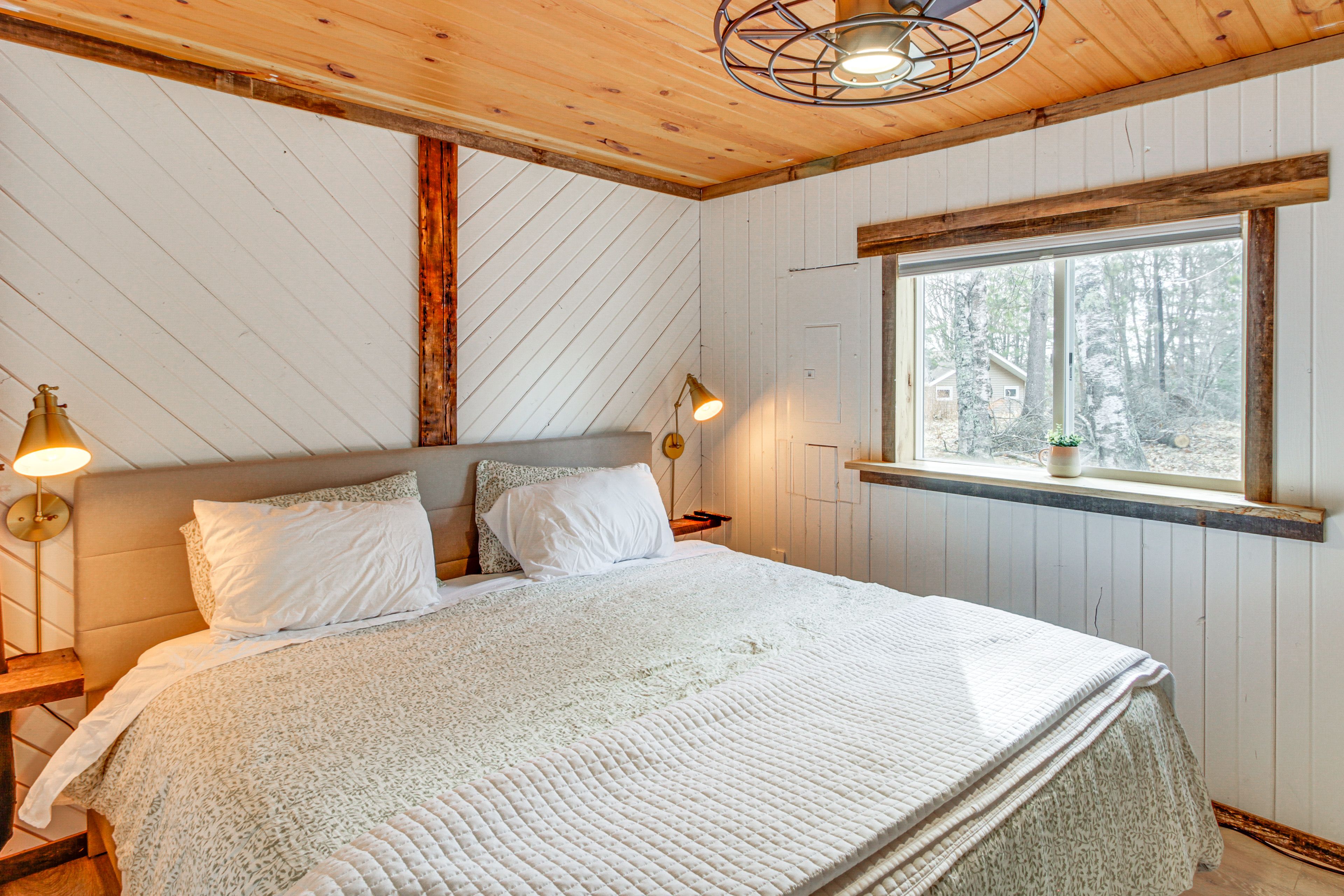 Bedroom 1 | King Bed | Linens Provided