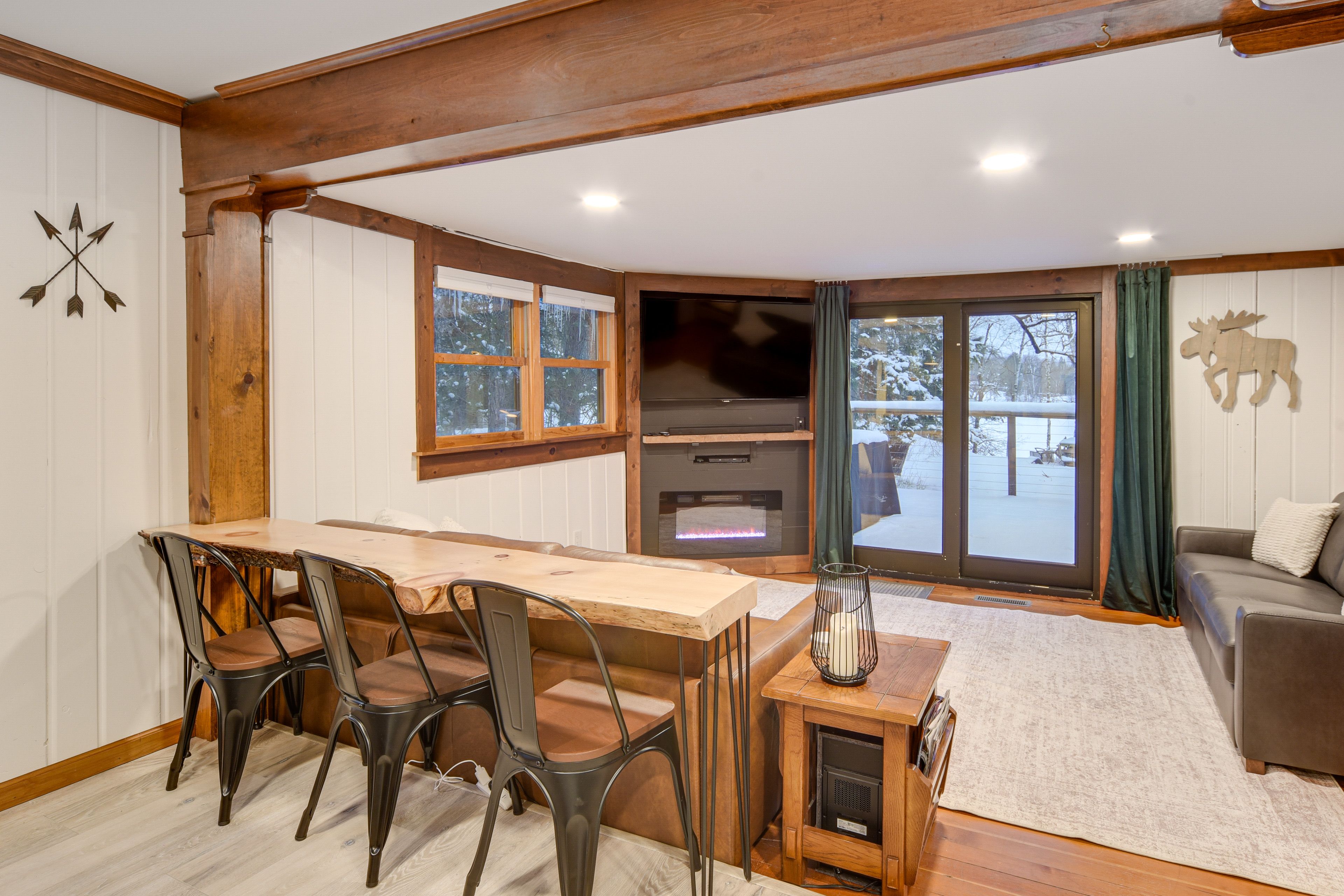 Living Room | 2 Queen Sleeper Sofas | Smart TV | Fireplace