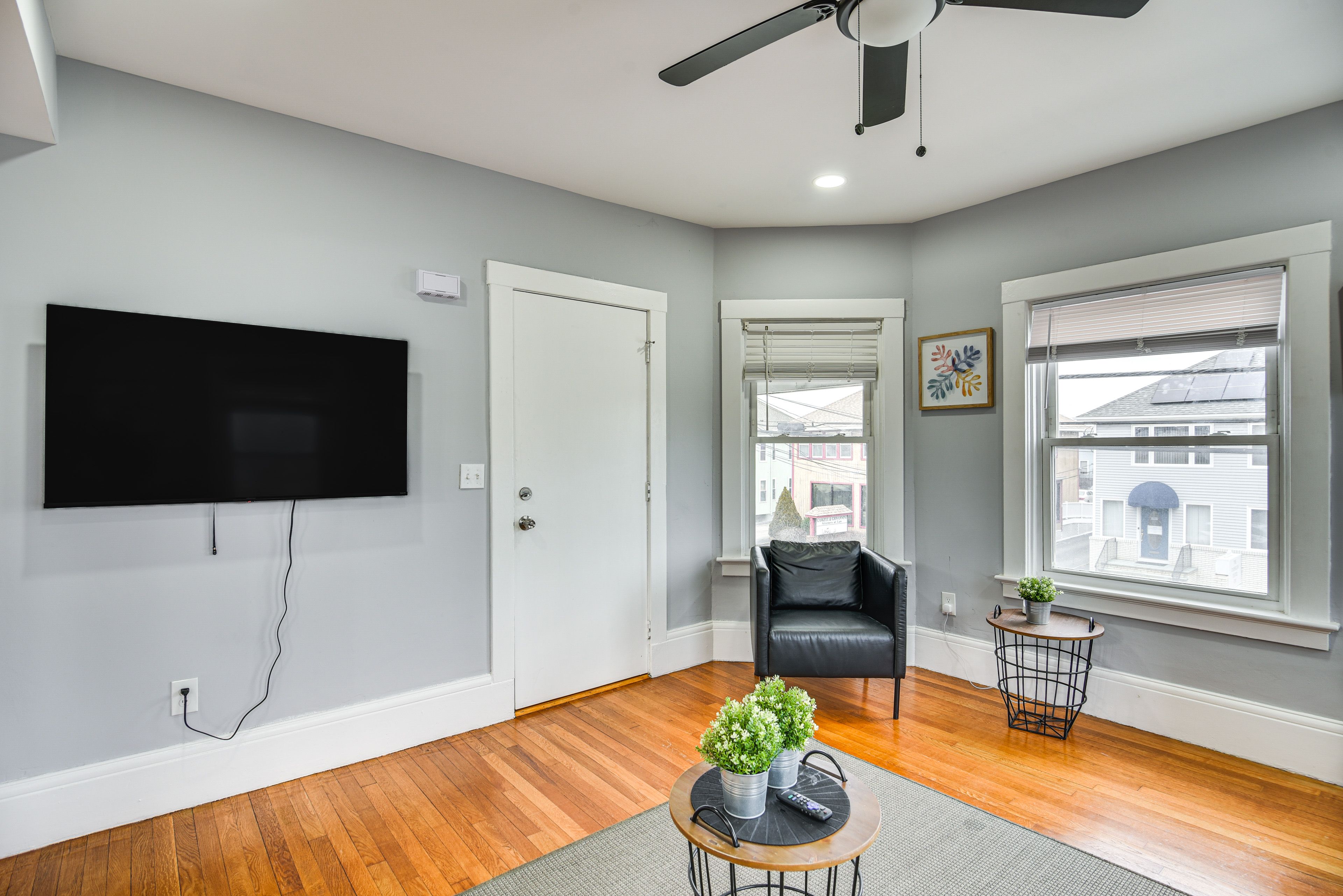 Living Room | Full Futon | Smart TV