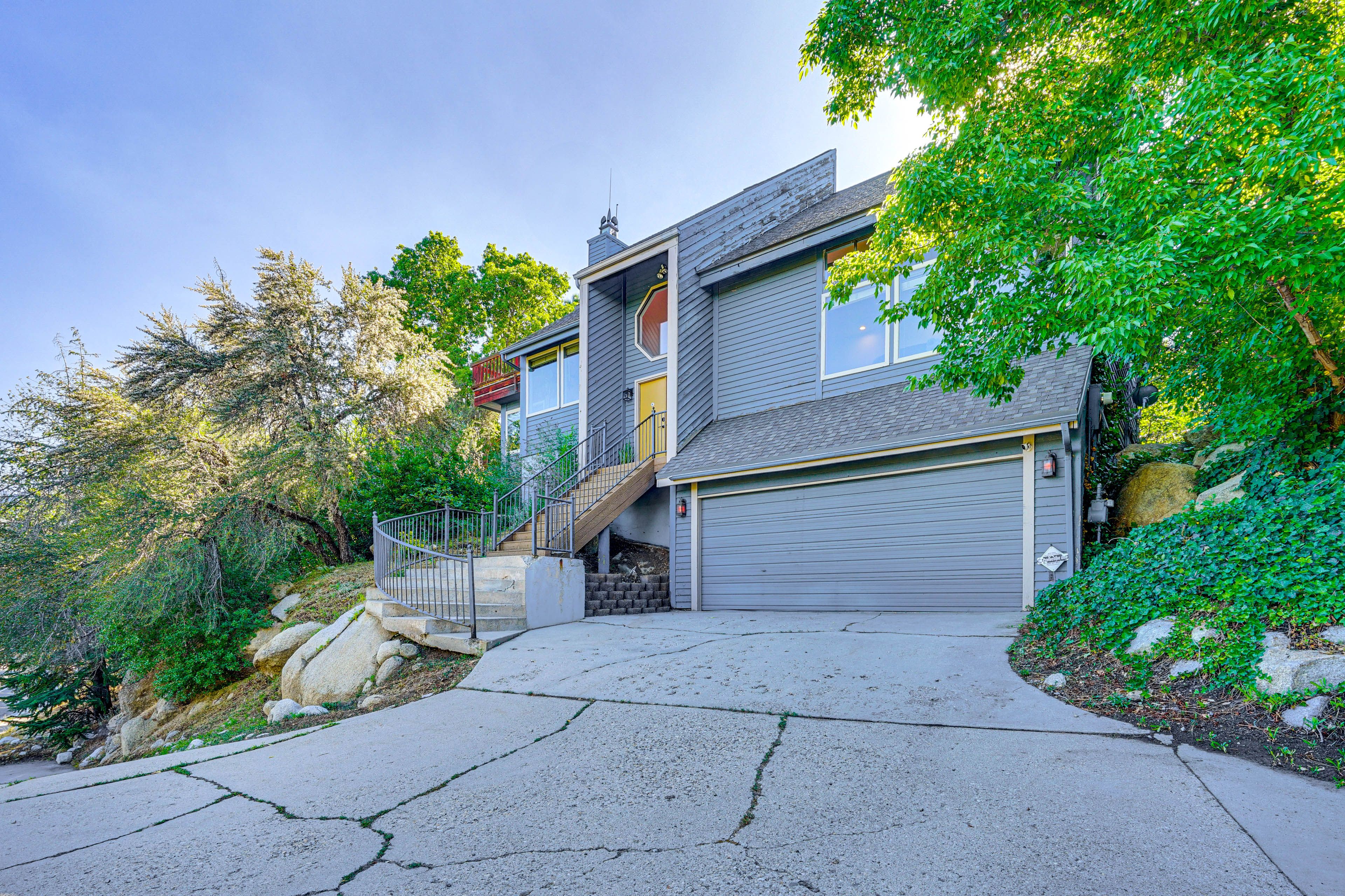 Parking | Driveway (2 Vehicles) | Garage (2 Vehicles)