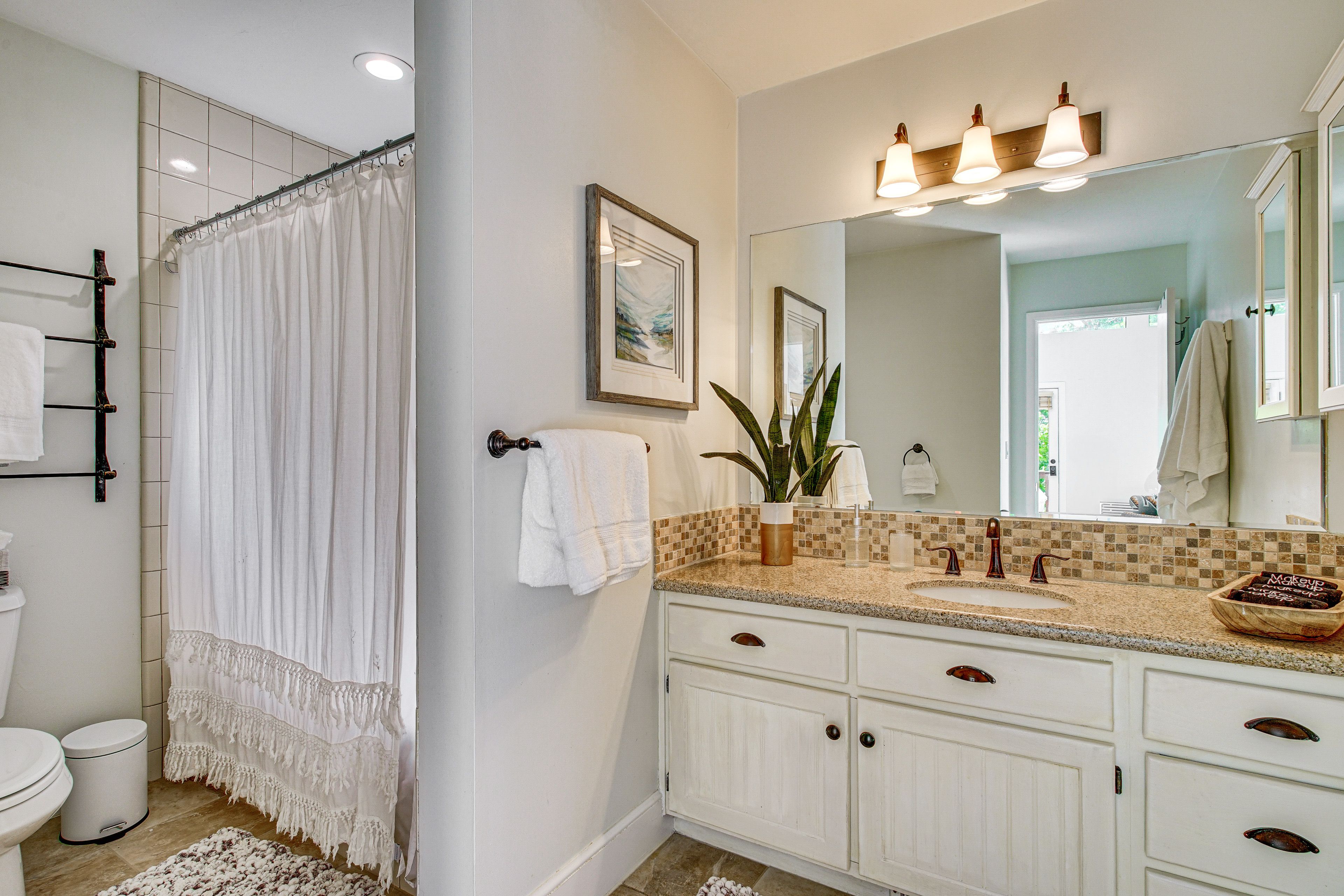 Full Bathroom | 2nd Floor | Complimentary Toiletries