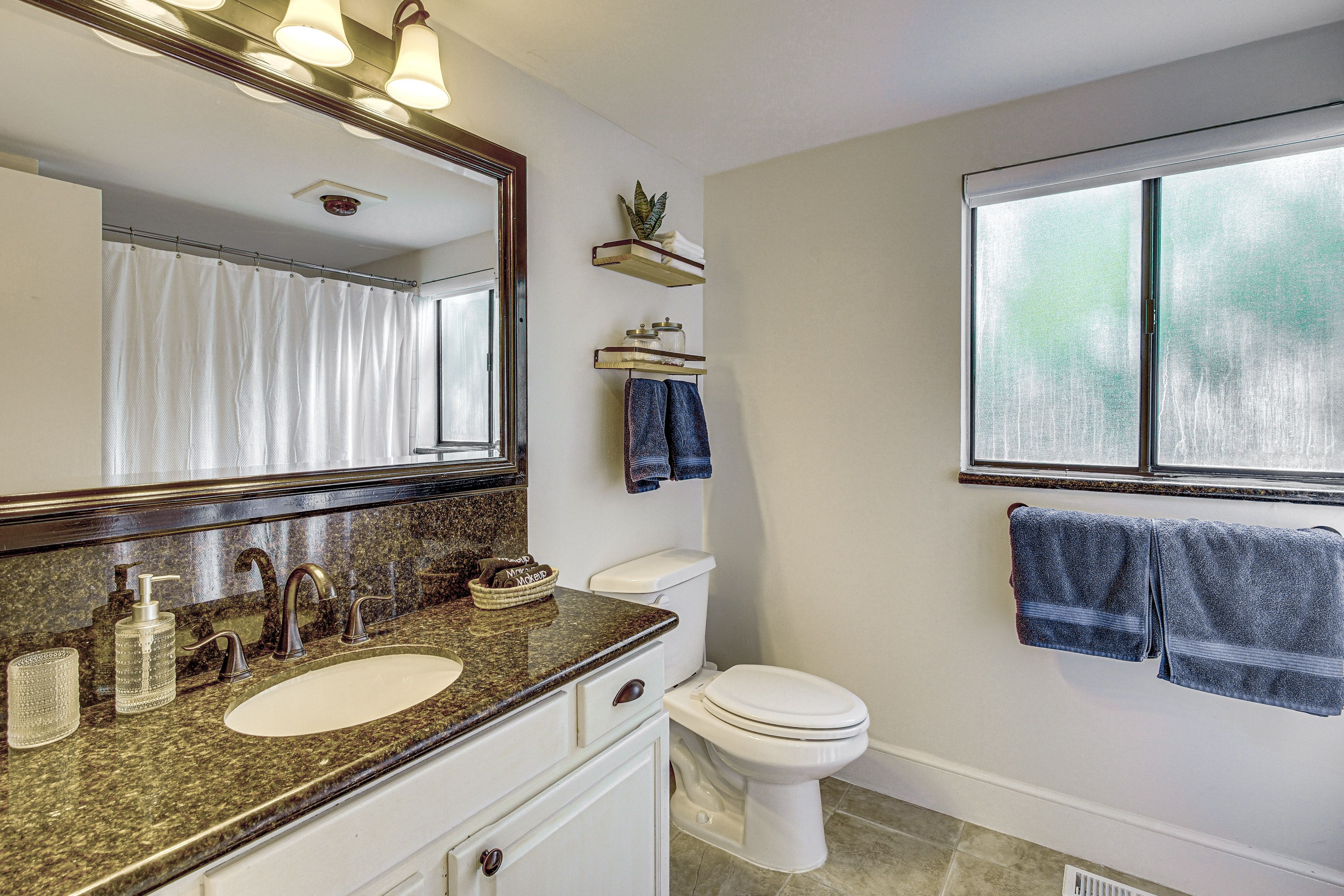 Full Bathroom | 1st Floor | Towels Provided