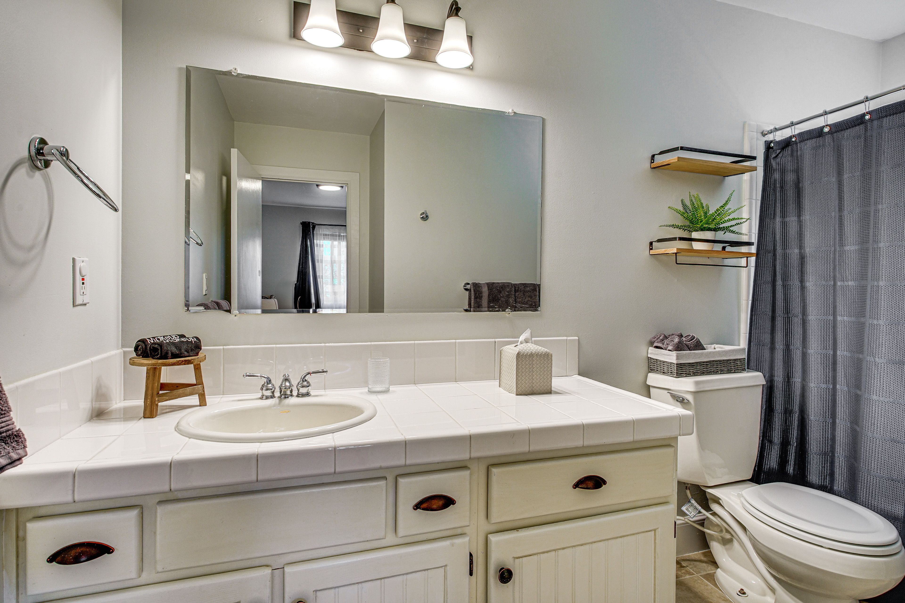 Full Bathroom | 2nd Floor