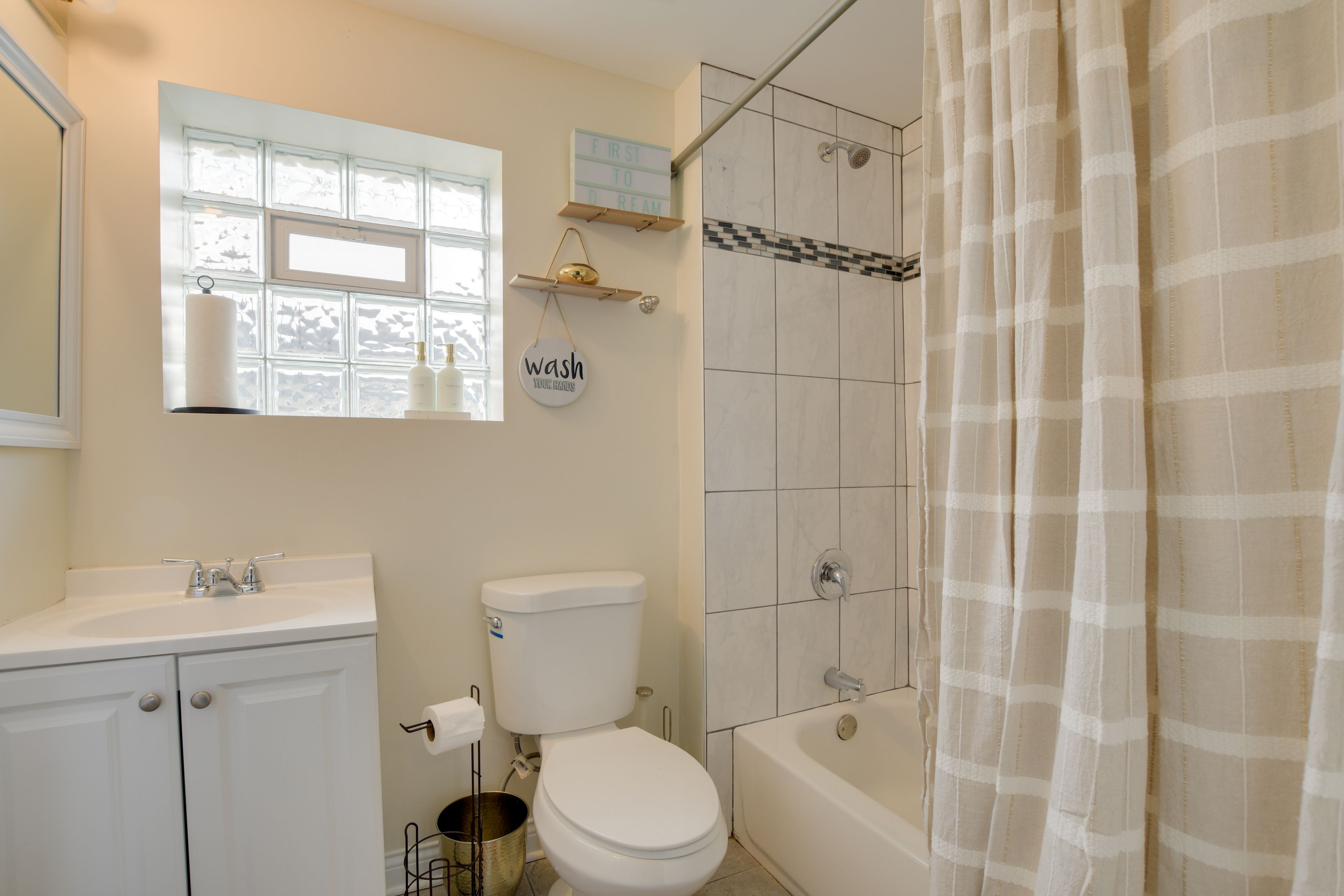 Full Bathroom | Complimentary Toiletries | Towels Provided