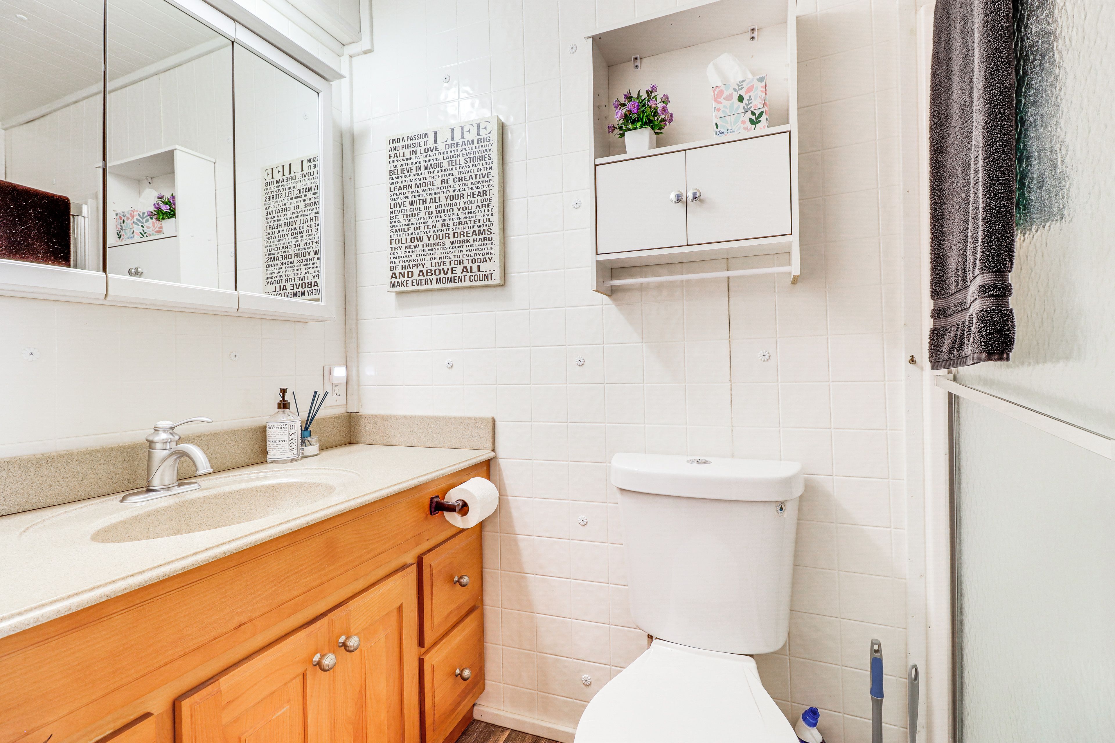 Full Bathroom | 1st Floor | Complimentary Toiletries