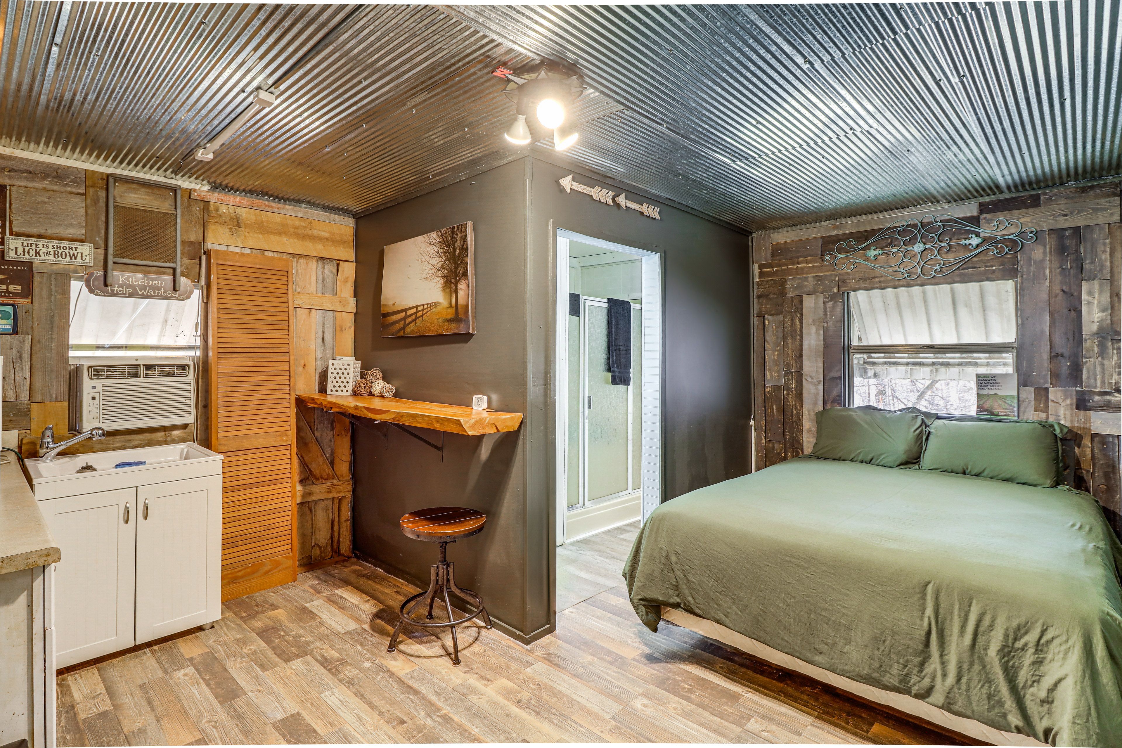 Bedroom 4 (Guest House) | Queen Bed | 1st Floor | En-Suite Bathroom
