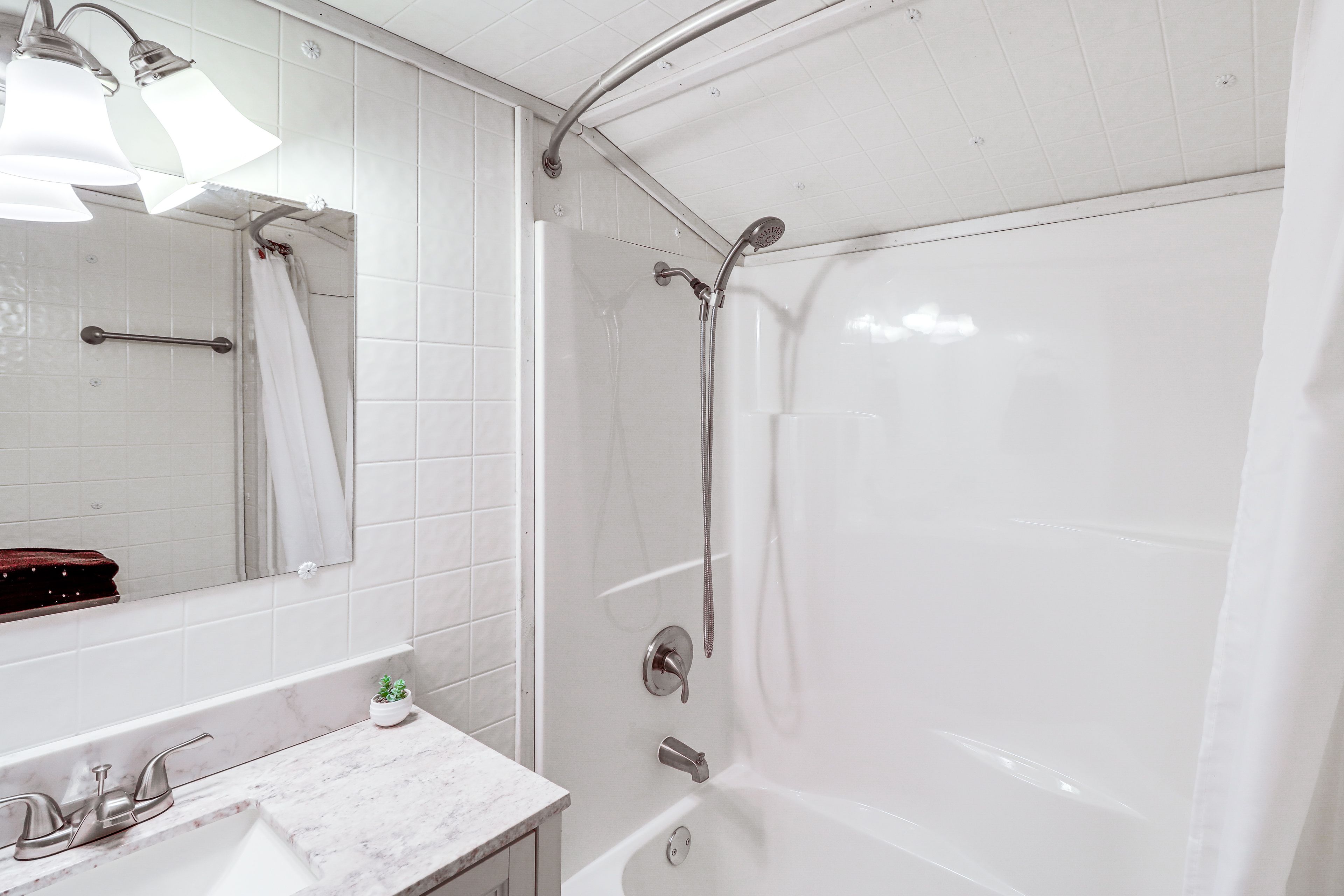 Full Bathroom | 2nd Floor | Shower/Tub Combo