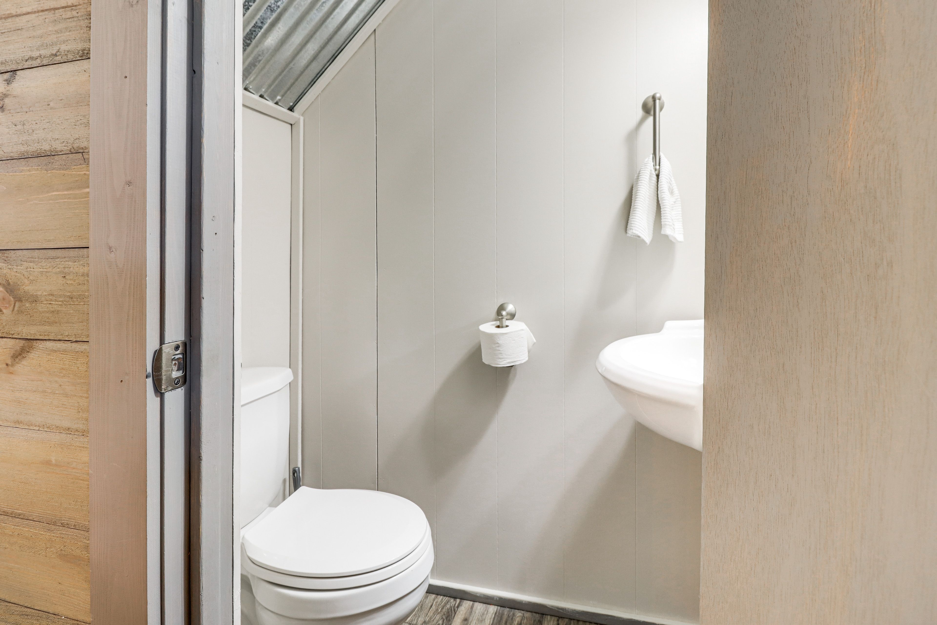 Half Bathroom | 1st Floor | Towels Provided