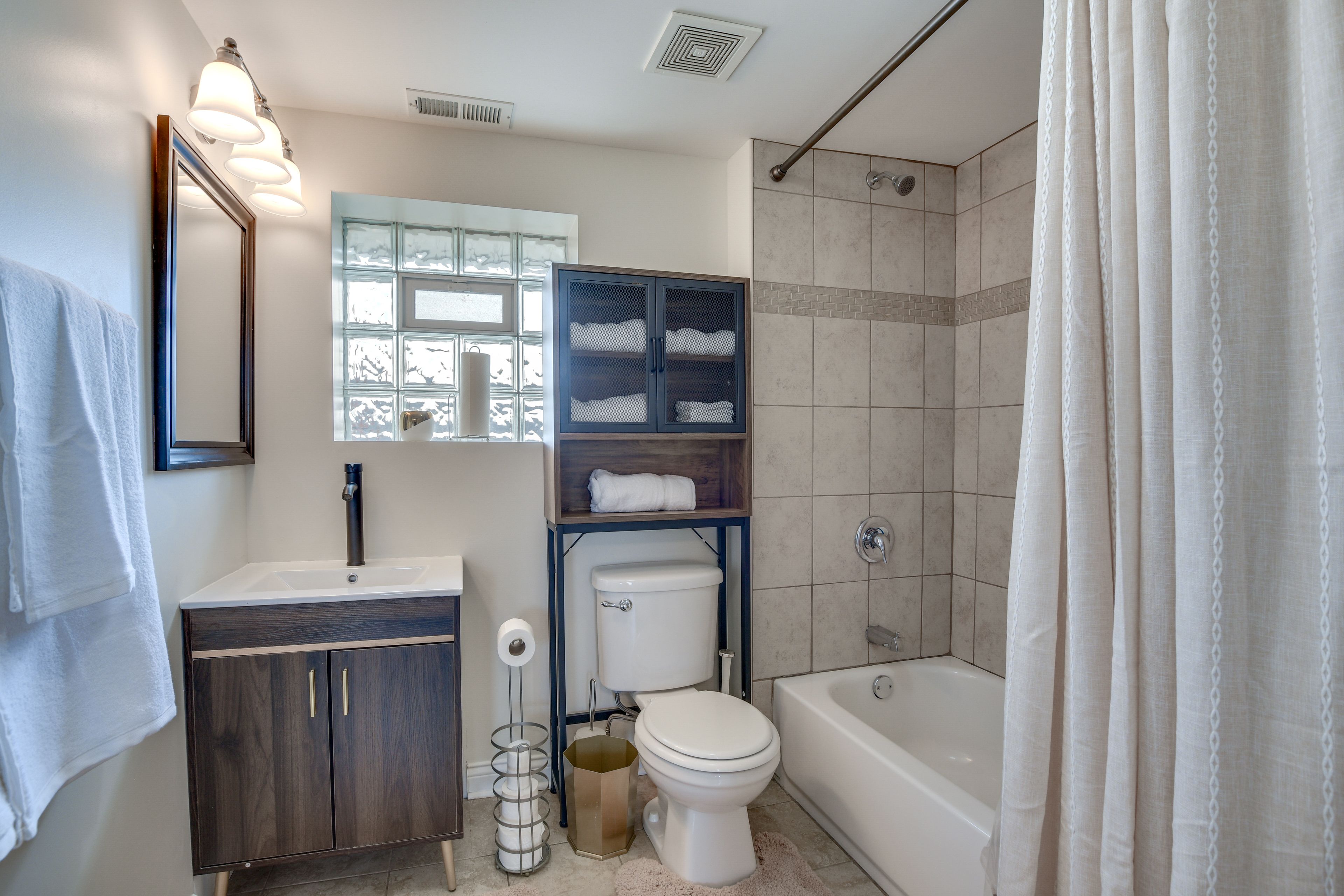 Full Bathroom | Complimentary Toiletries | Towels Provided