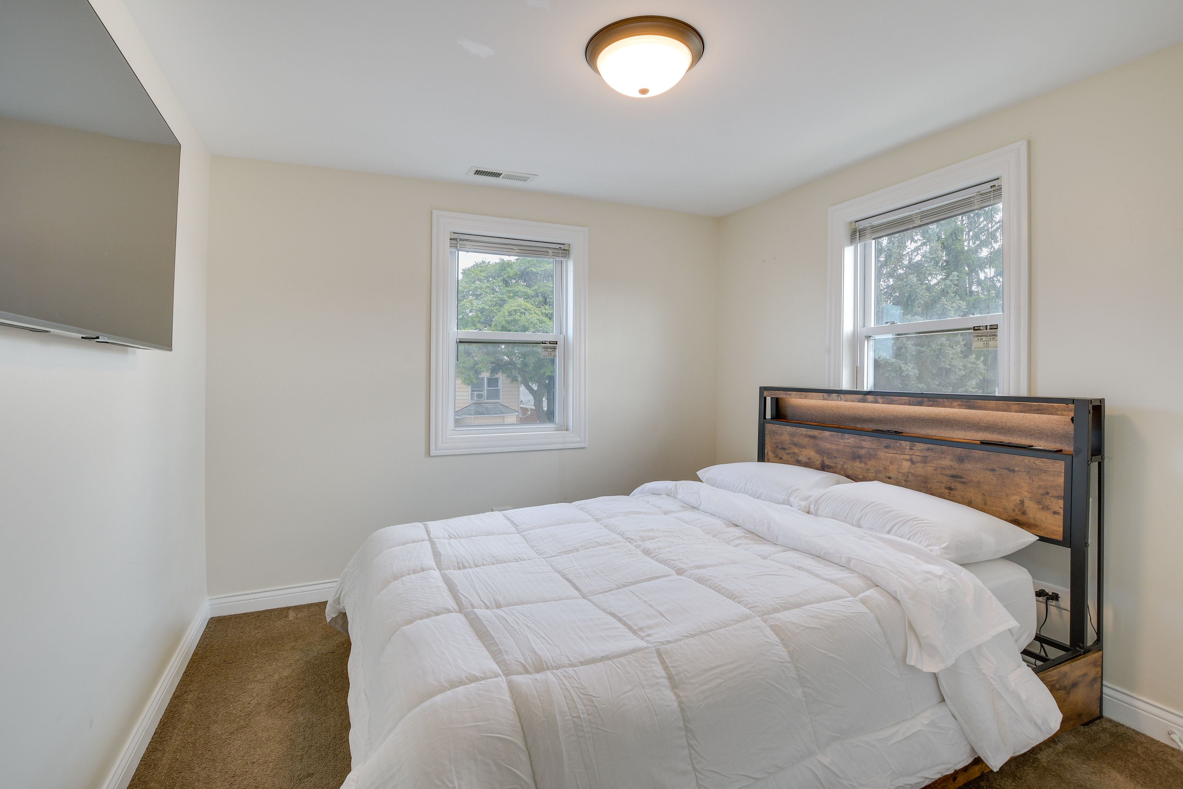 Bedroom 1 | Full Bed | Smart TV