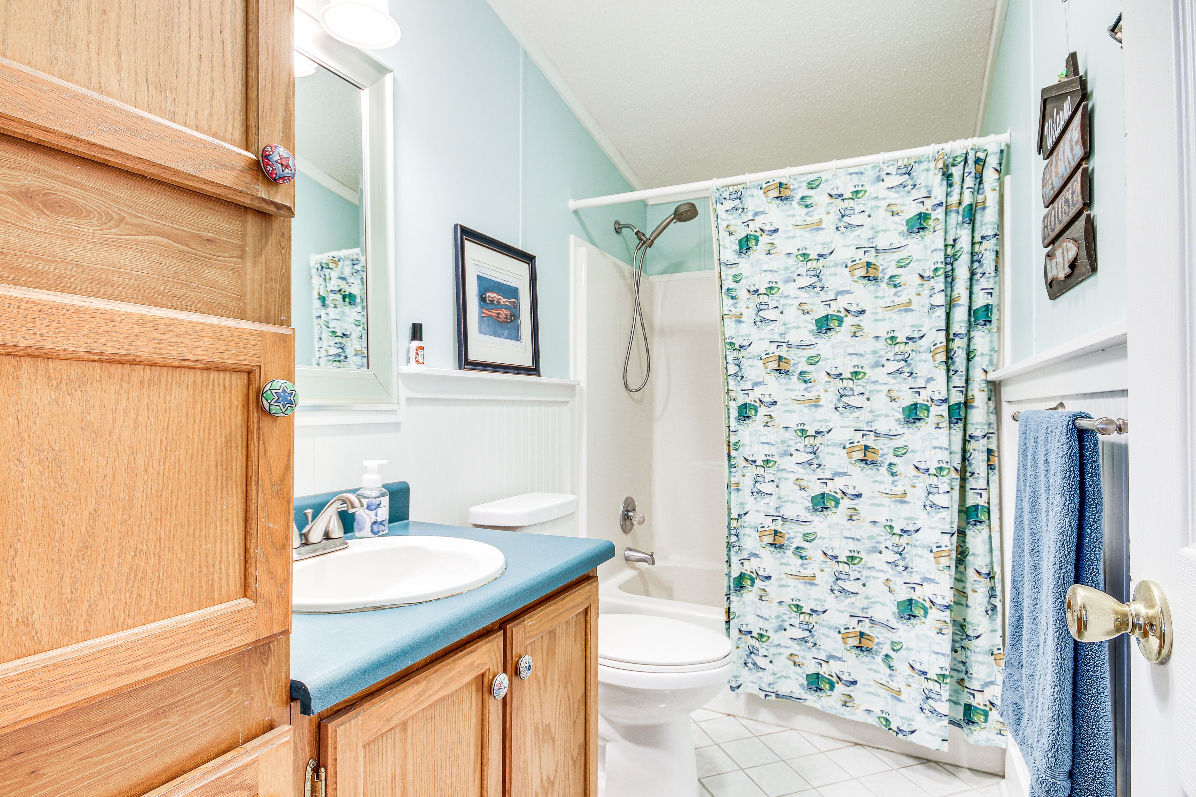 Full Bathroom | Complimentary Toiletries