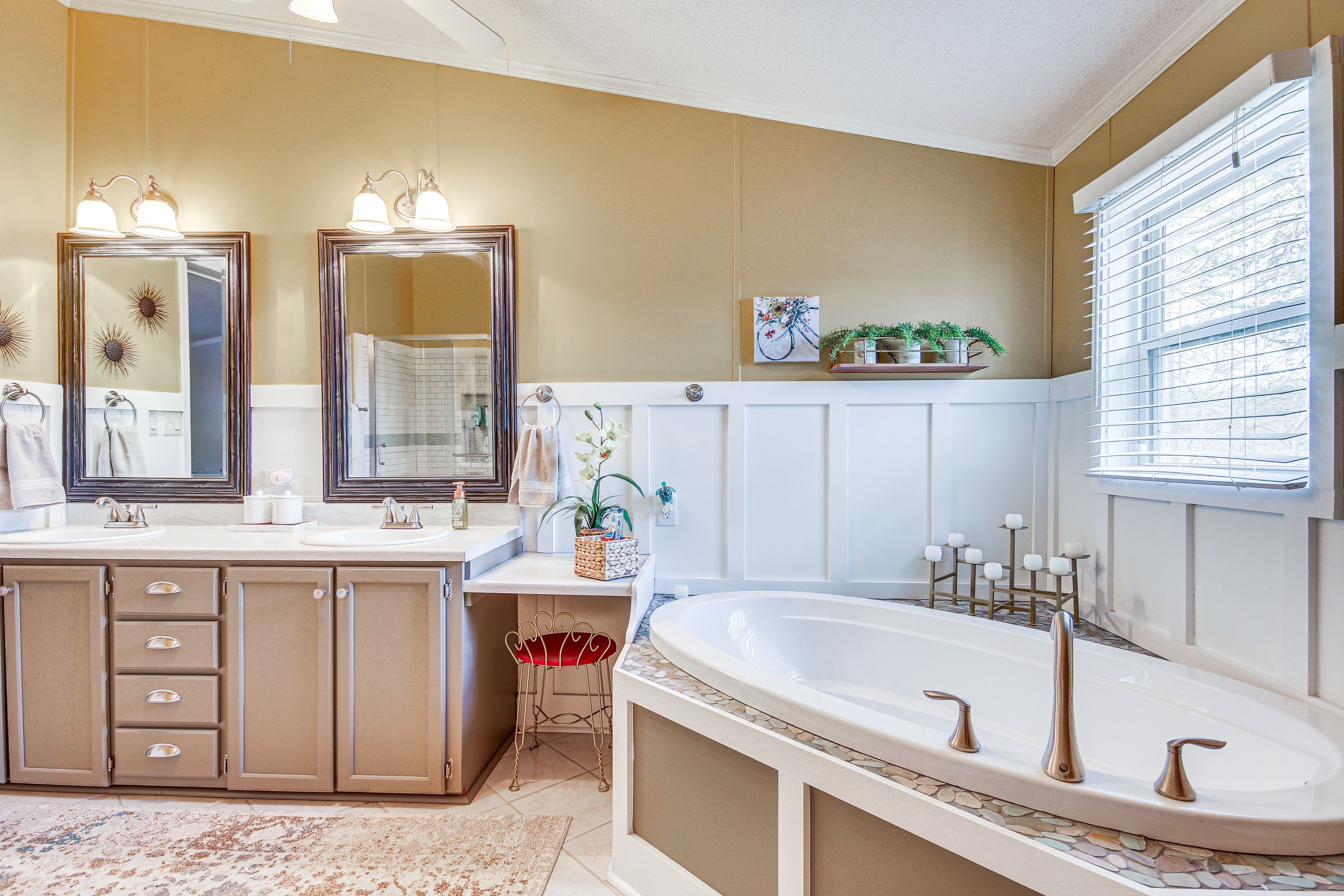En-Suite Bathroom | Towels Provided
