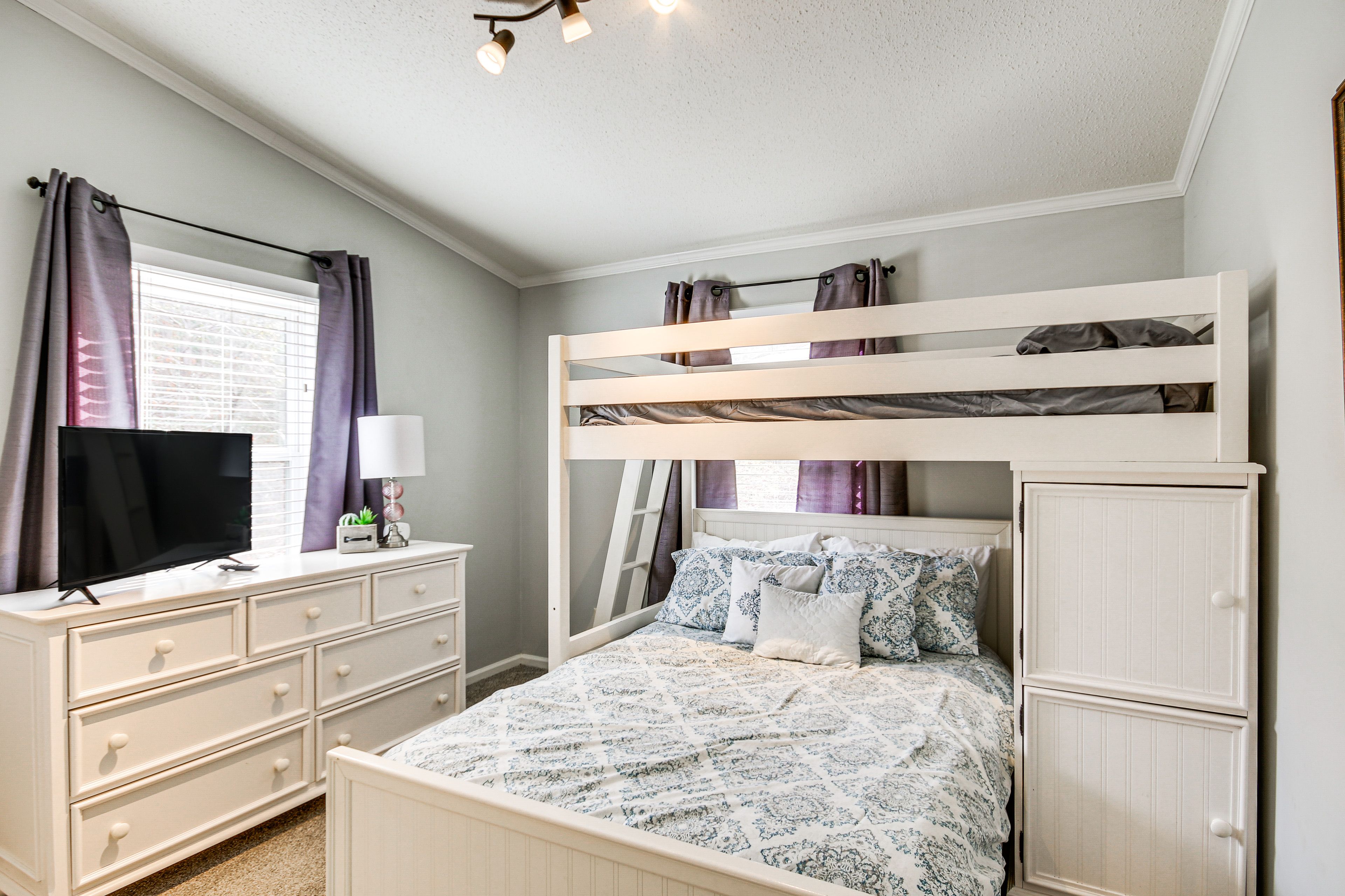 Bedroom 4 | Twin/Full Bunk Bed