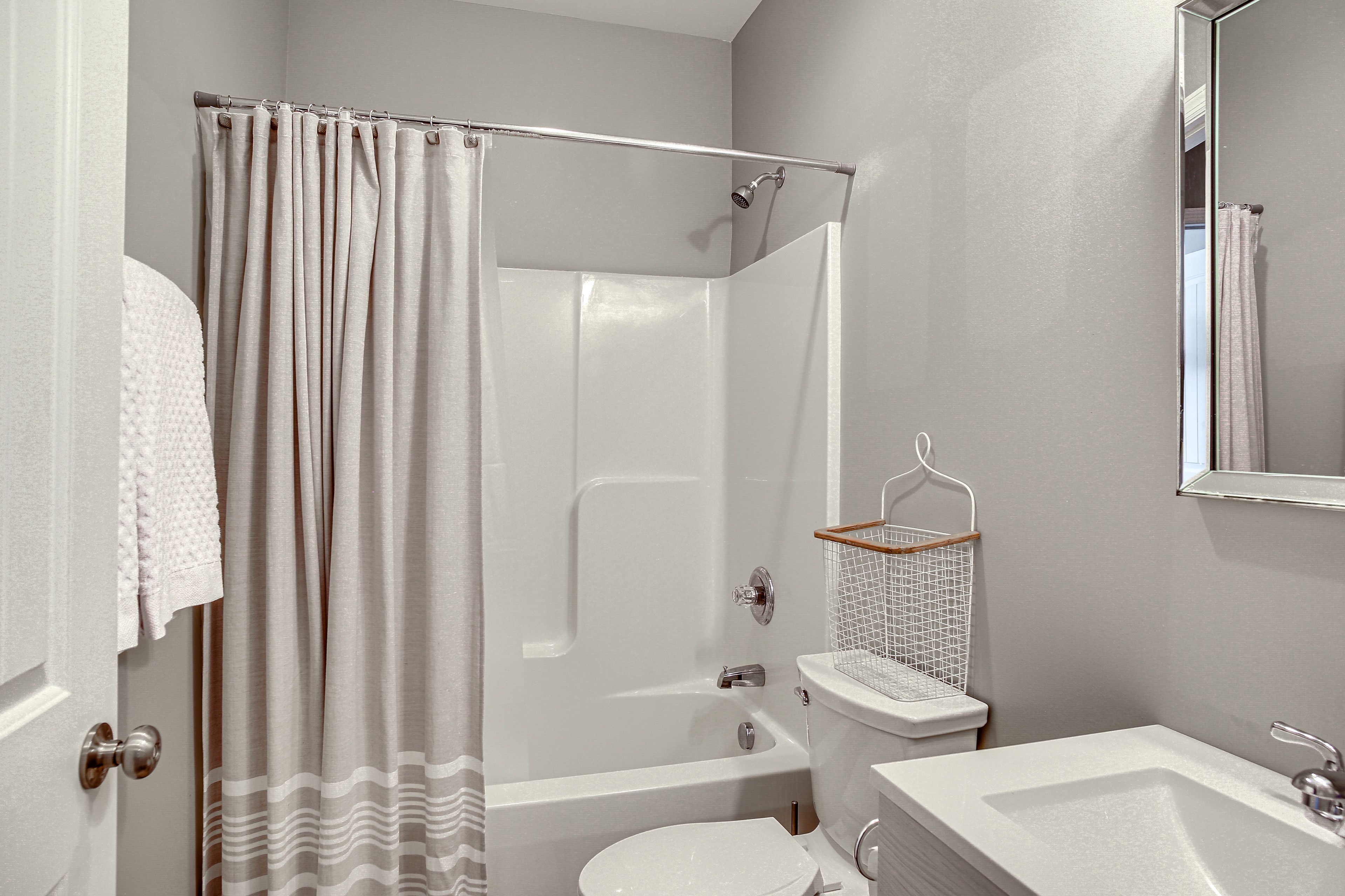 Full Bathroom | Towels Provided