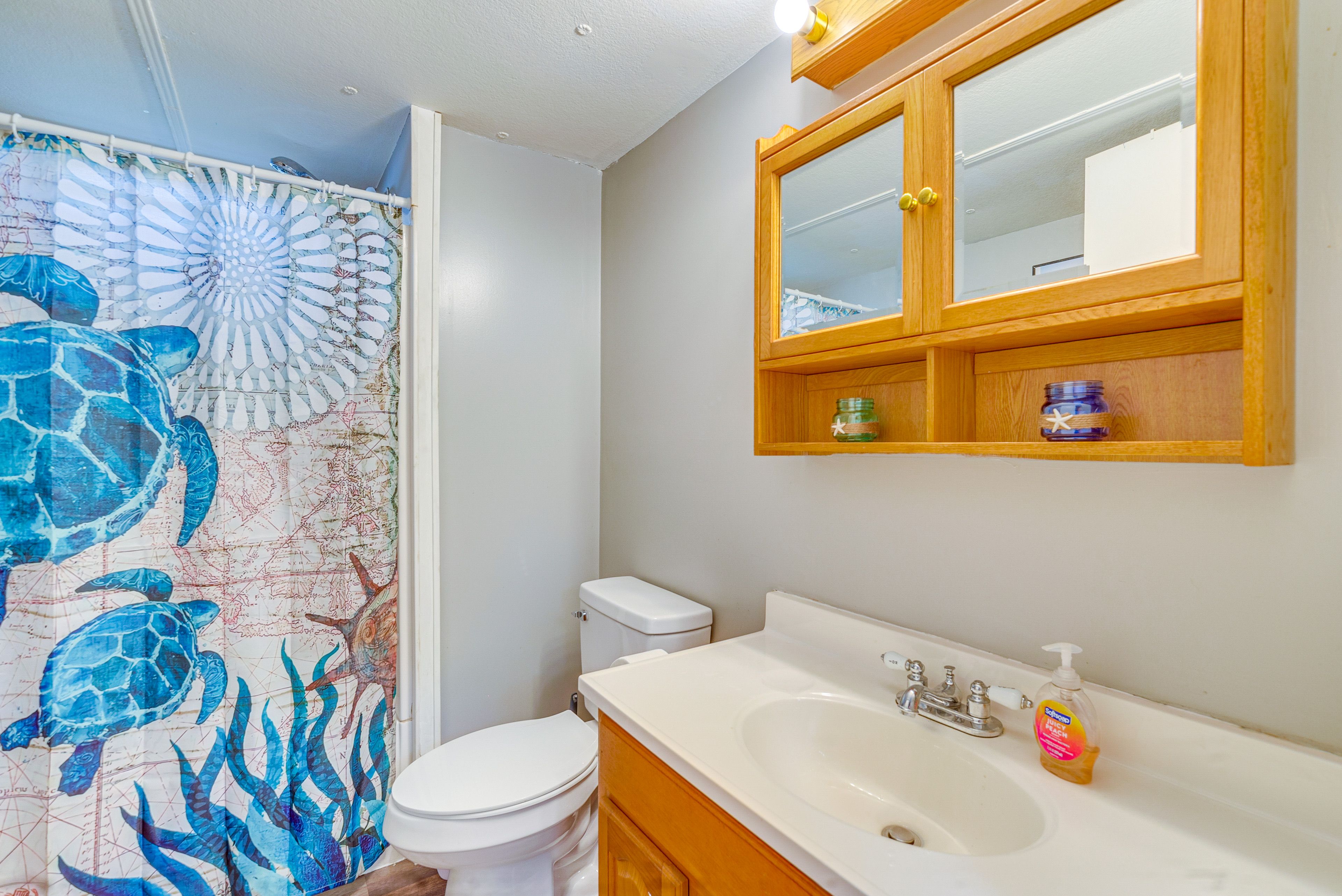 Full Bathroom | Towels Provided