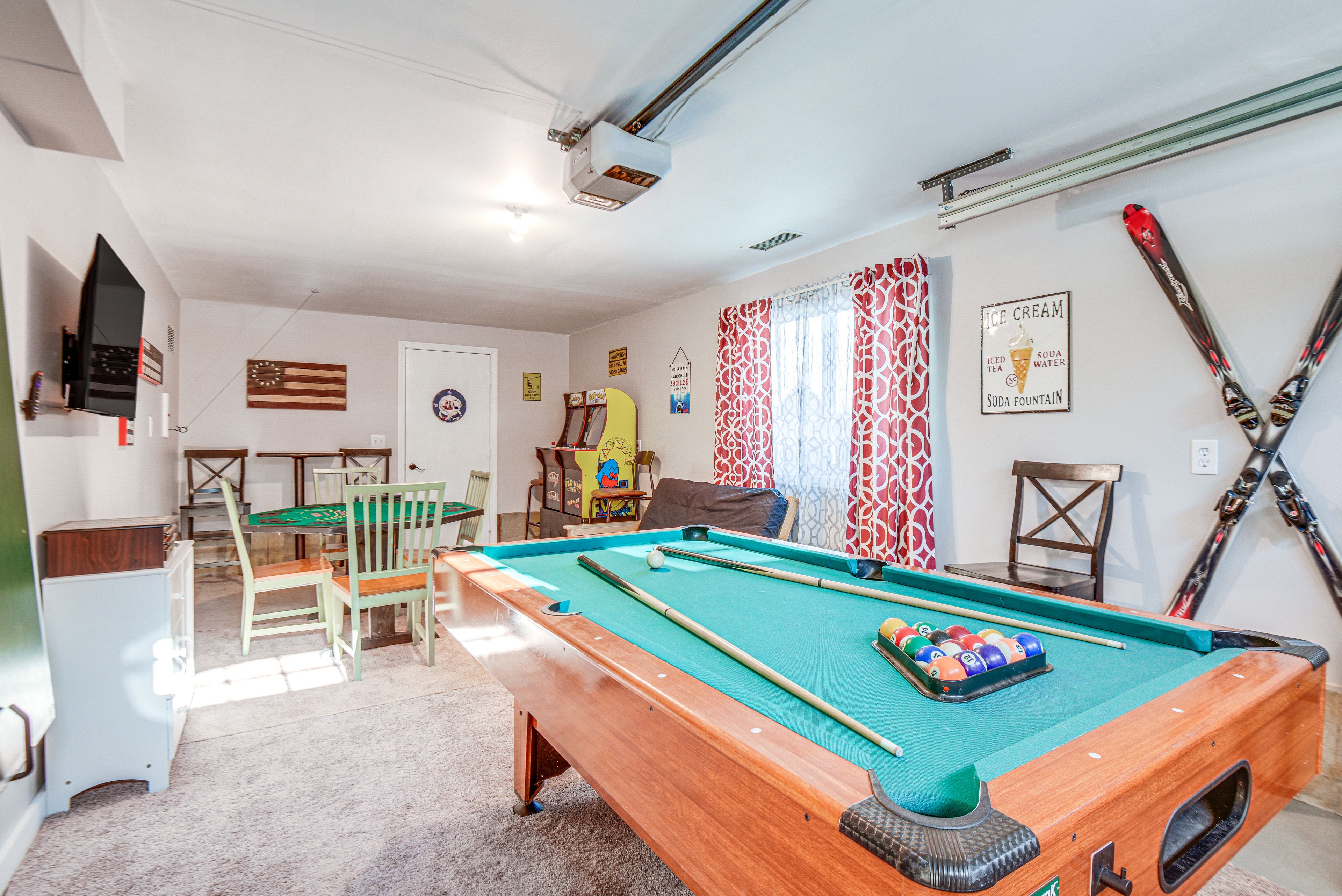Game Room | 3 Smart TVs | Board Games & Books