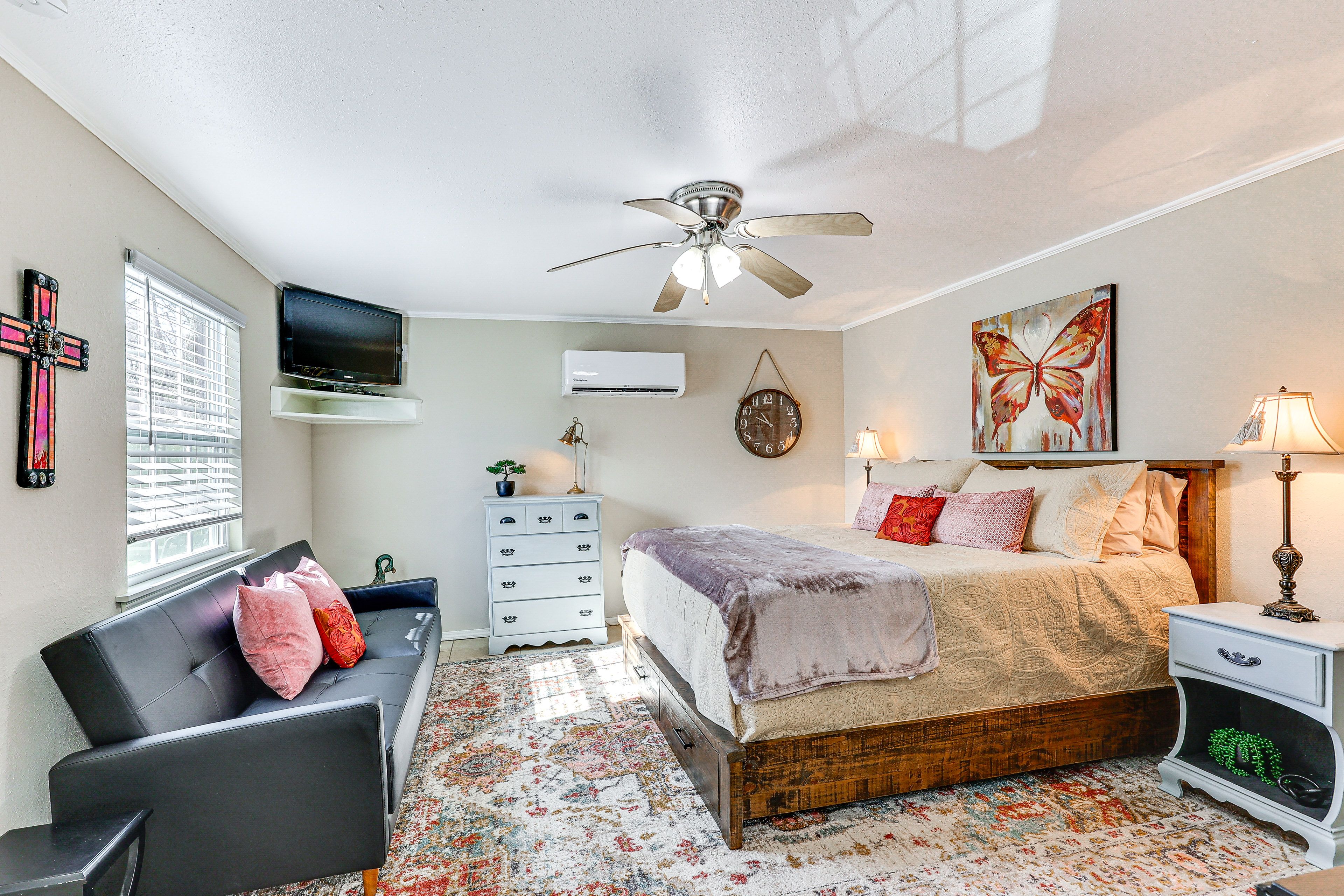 Studio | Queen Bed | Linens Provided