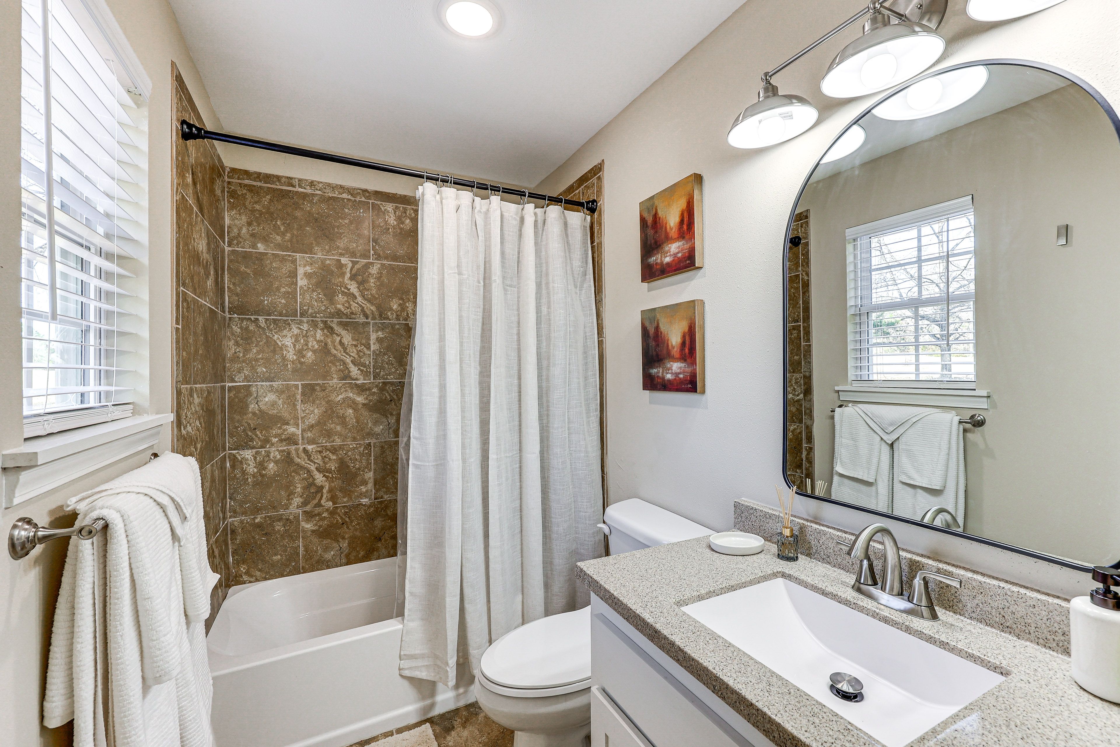 Full Bathroom | Towels Provided | Complimentary Toiletries
