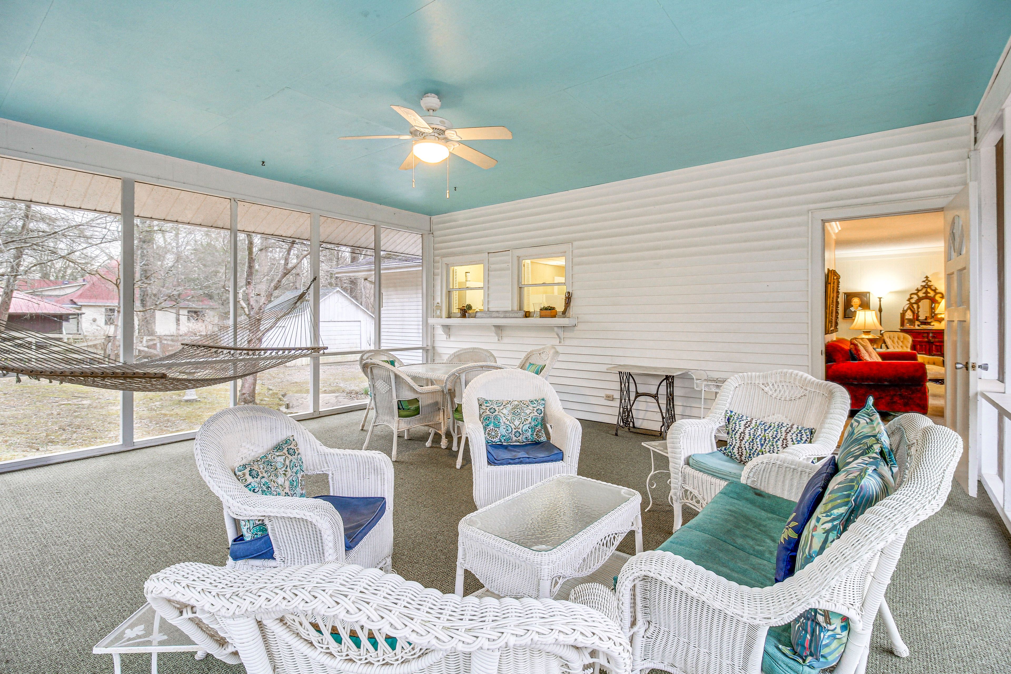 Screened-In Porch | Outdoor Dining Area | Hammock | Ceiling Fan
