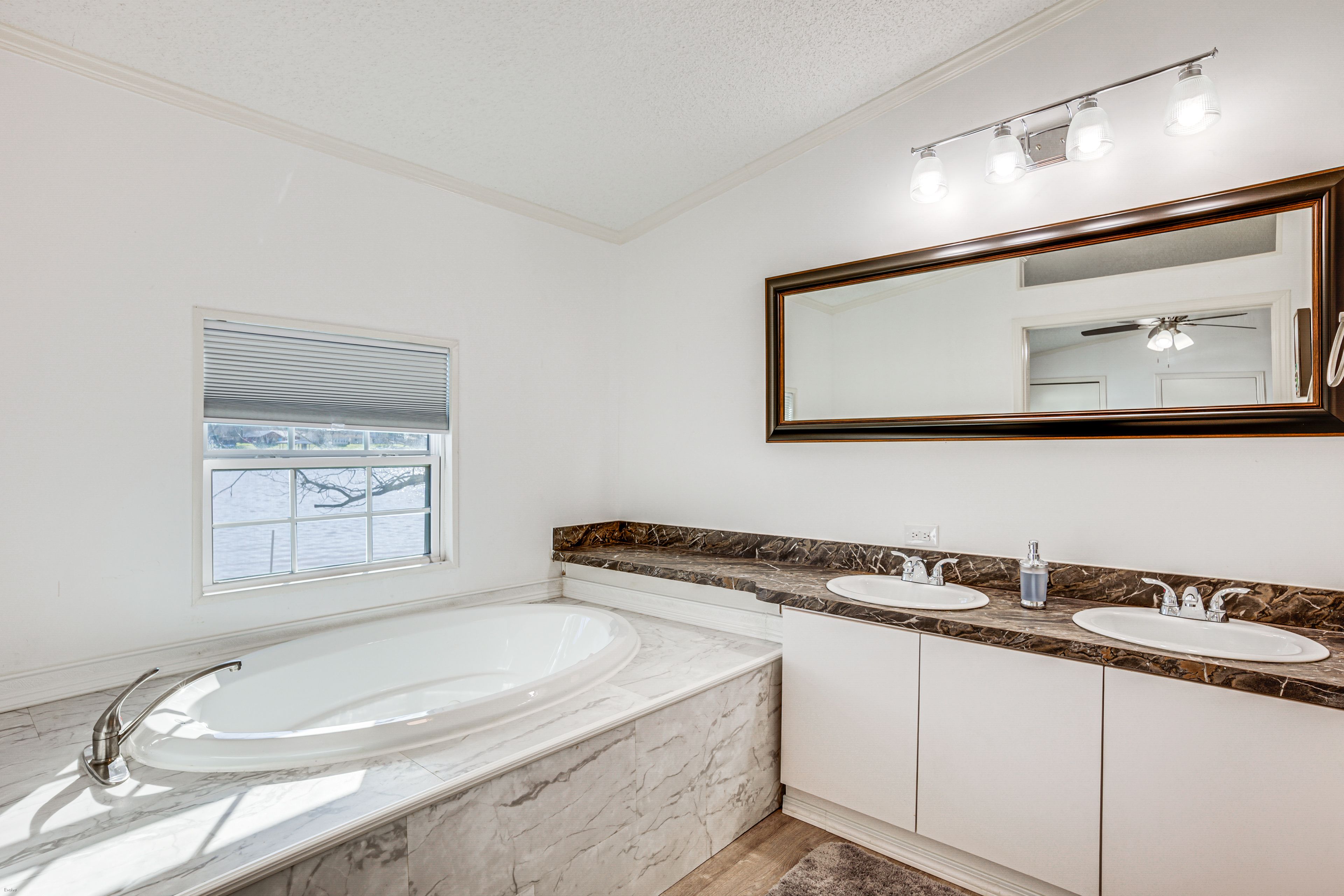 Full Bathroom | Towels Provided | Complimentary Toiletries | Jetted Tub