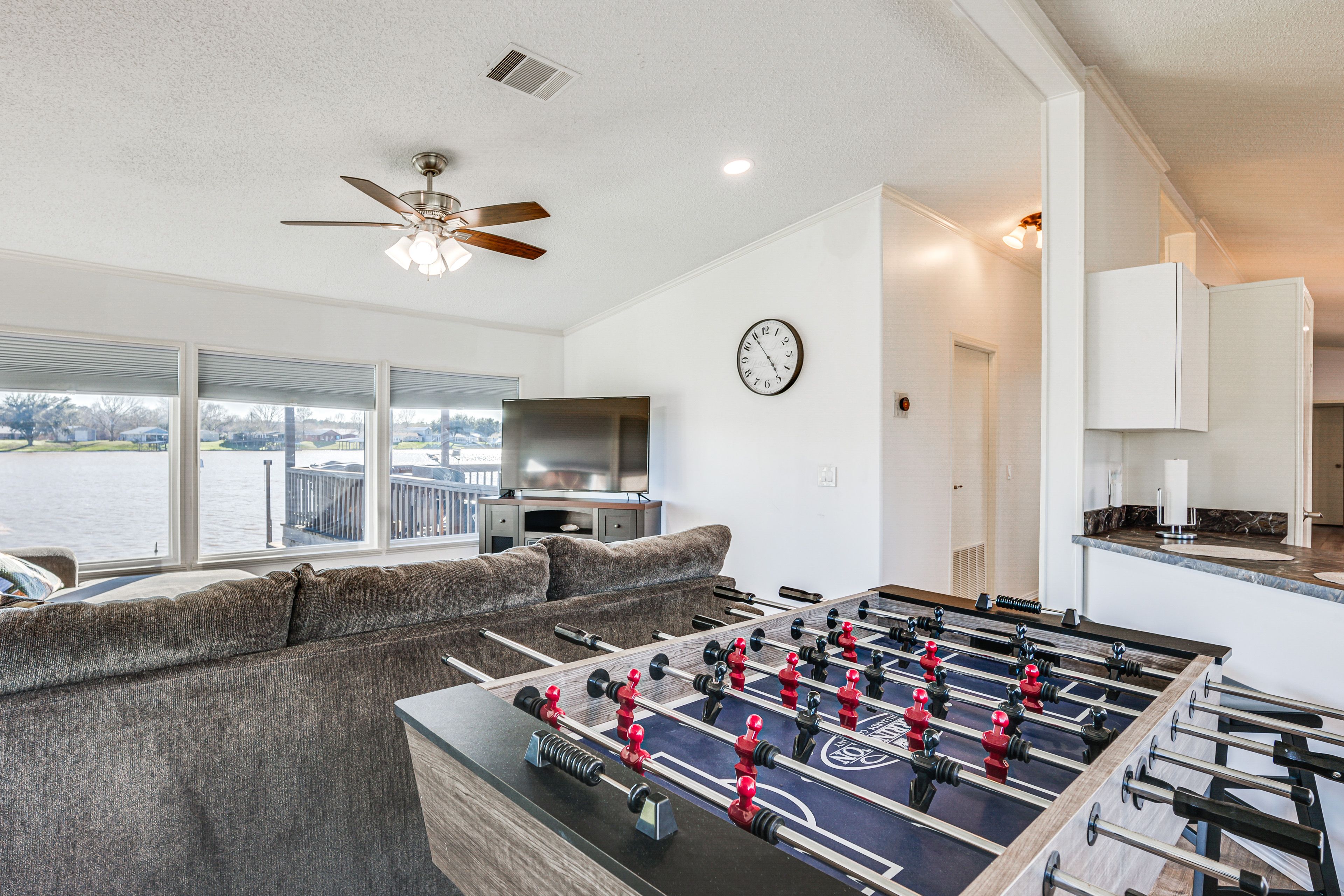 Living Room | Free WiFi | Smart TV | Foosball Table | Lake View
