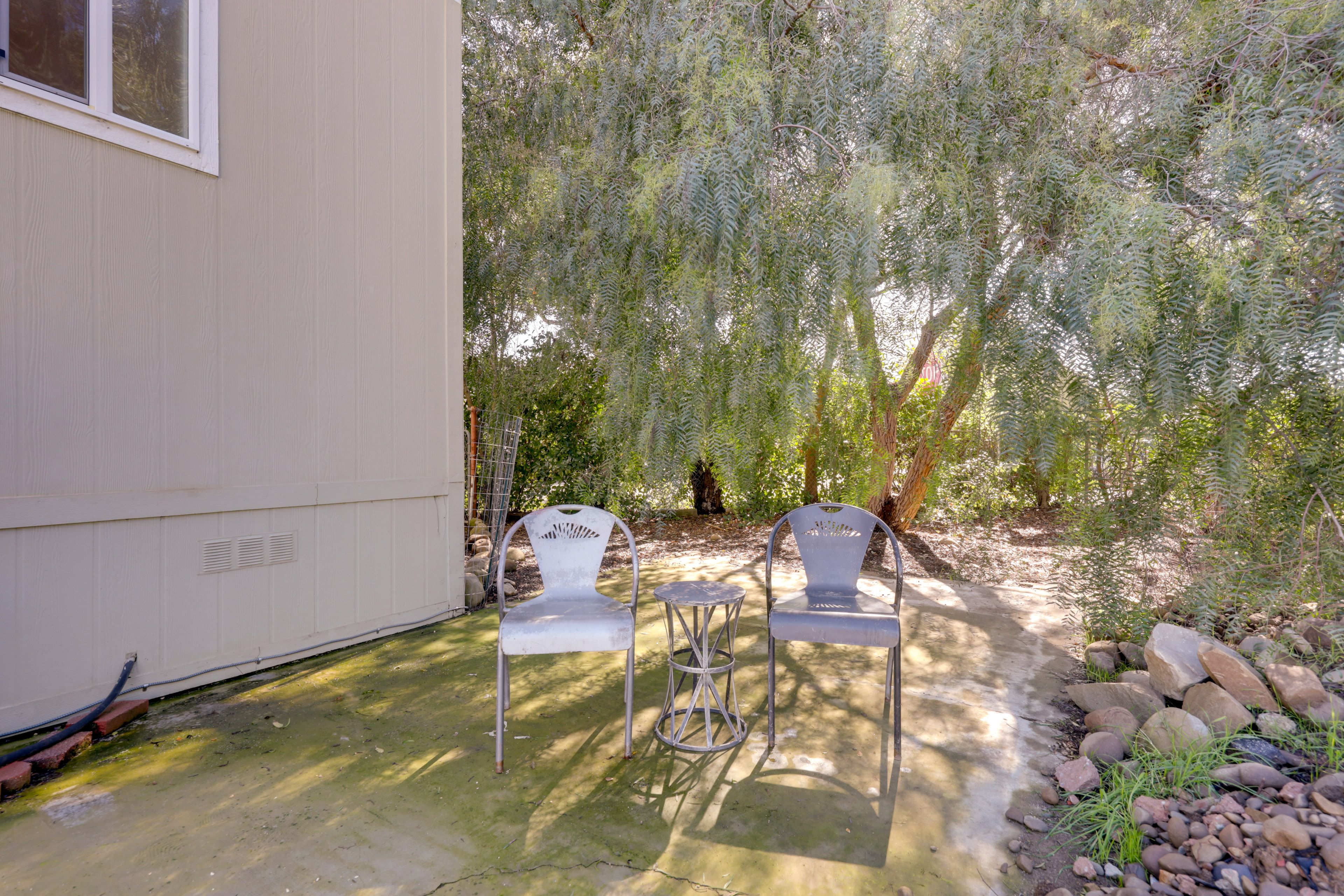 Side Yard | Seating Area