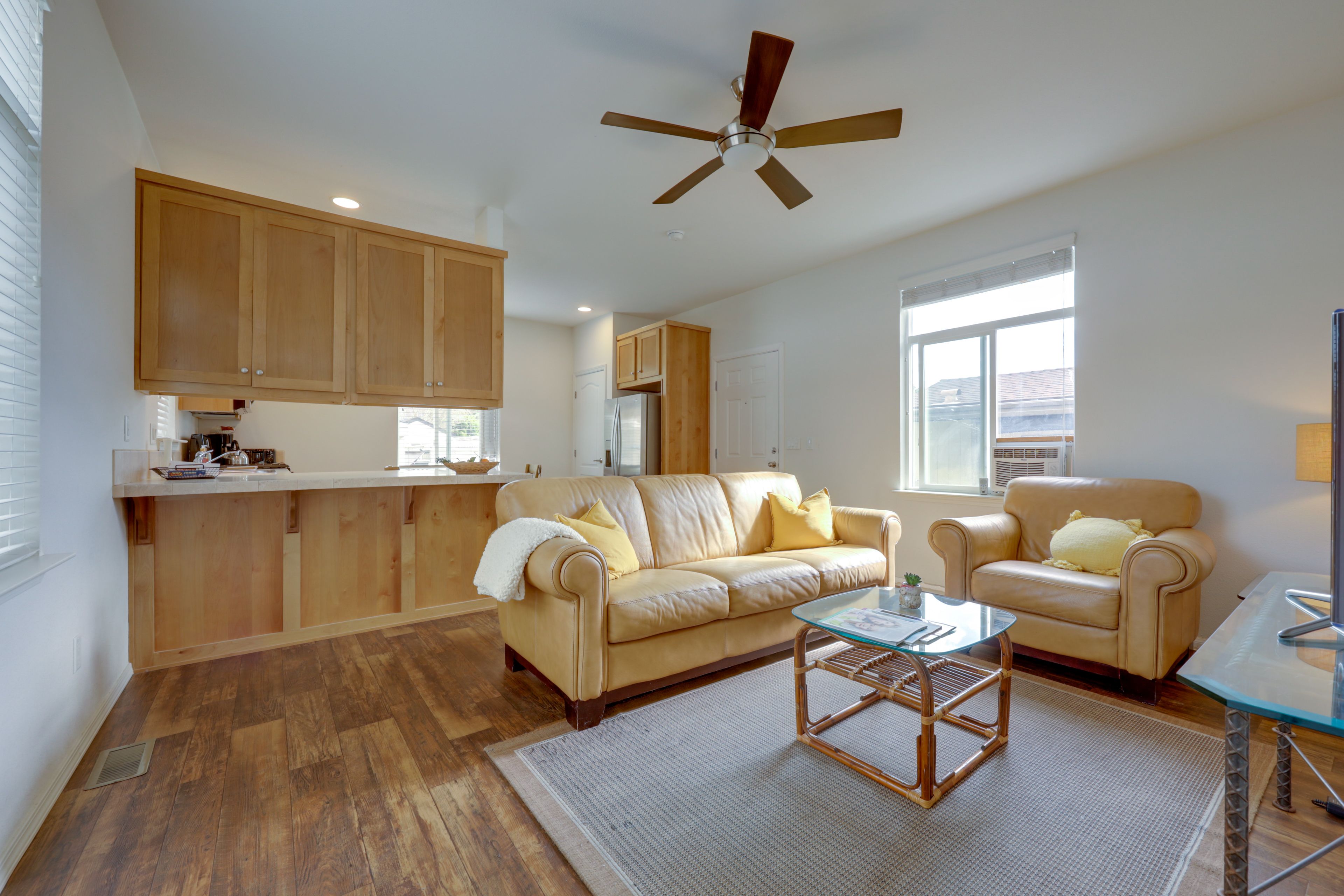 Oak View Vacation Rental | 2BR | 1BA | 1,200 Sq Ft | Stairs Required