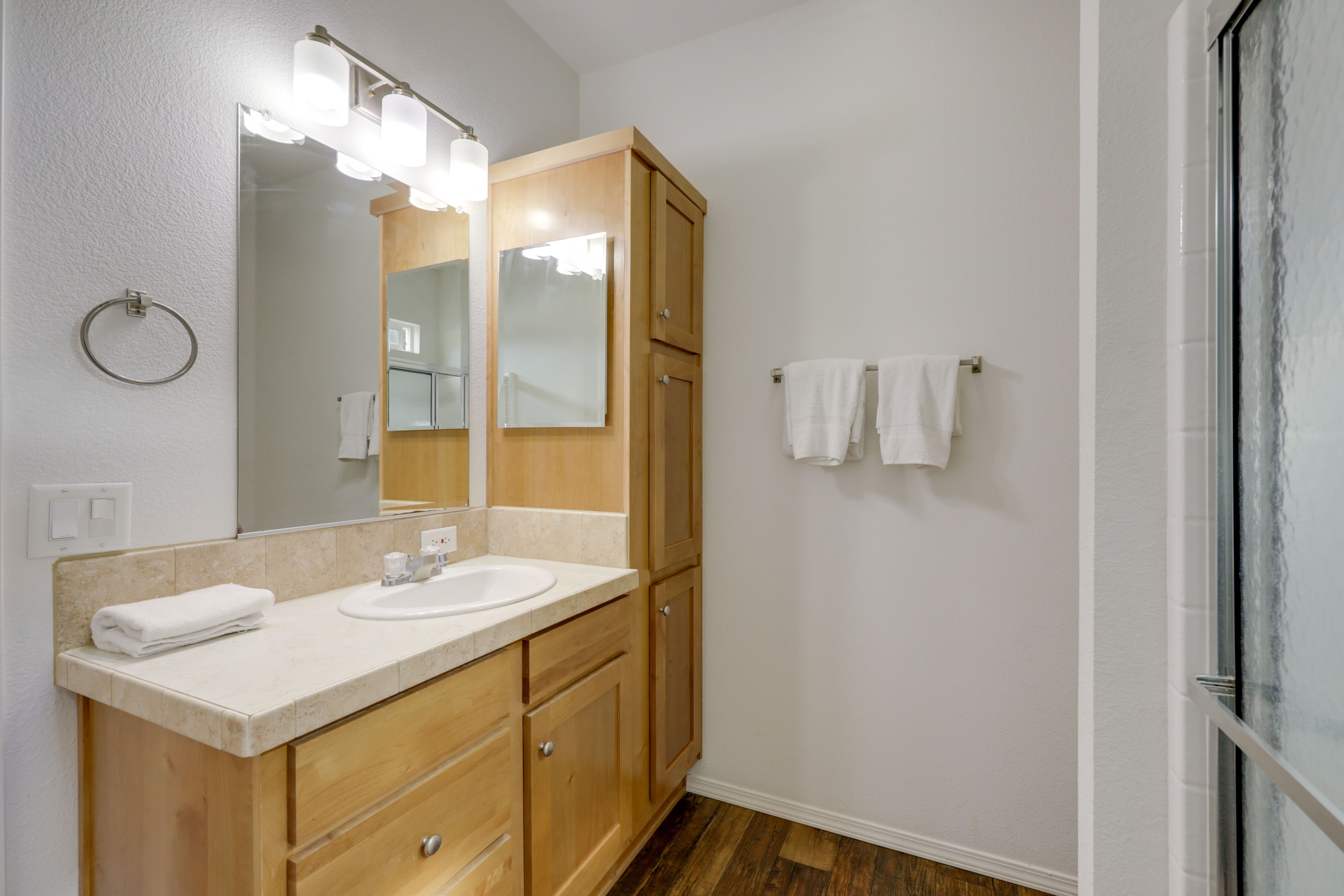 Full Bathroom | Towels Provided
