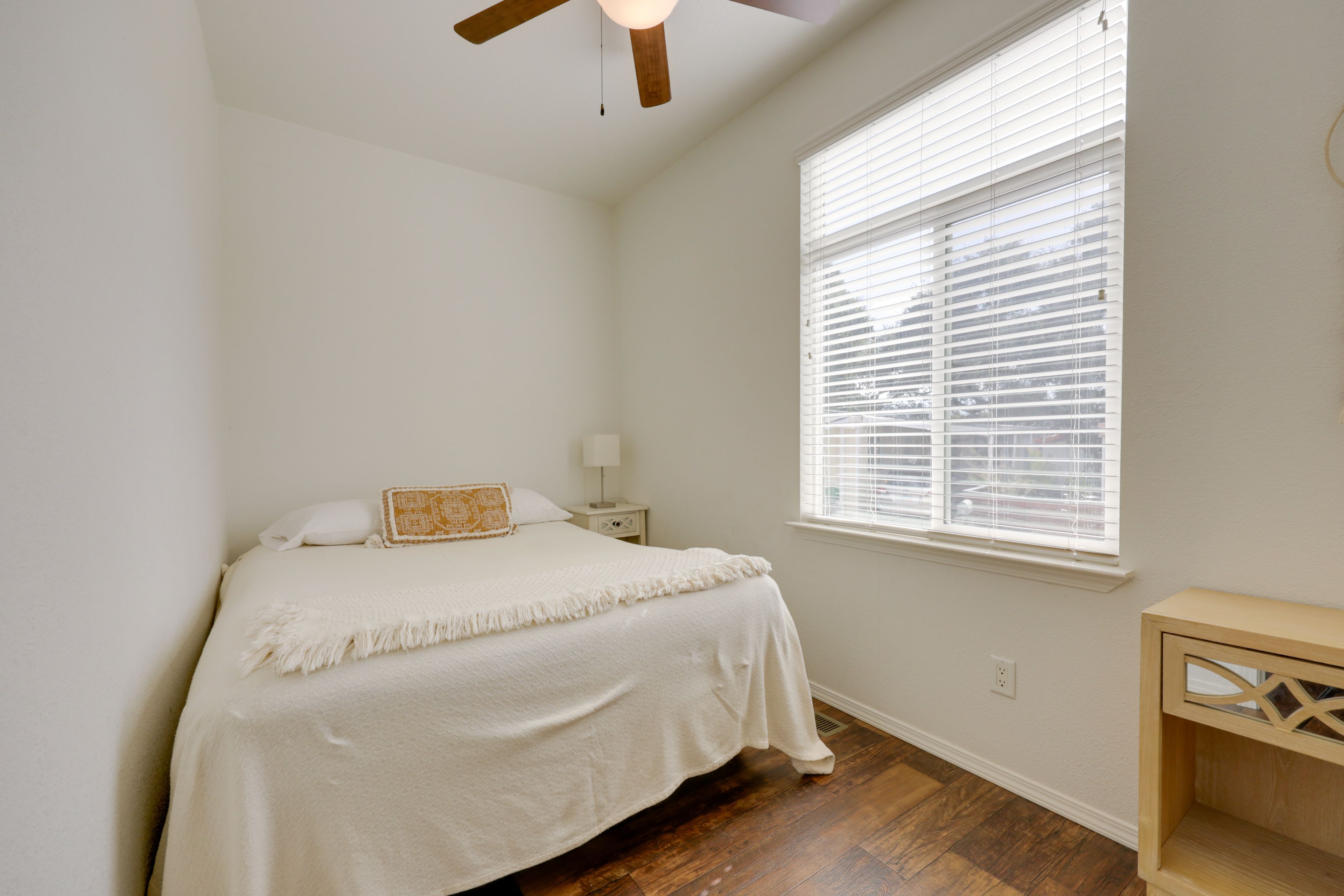 Bedroom 2 | Queen Bed