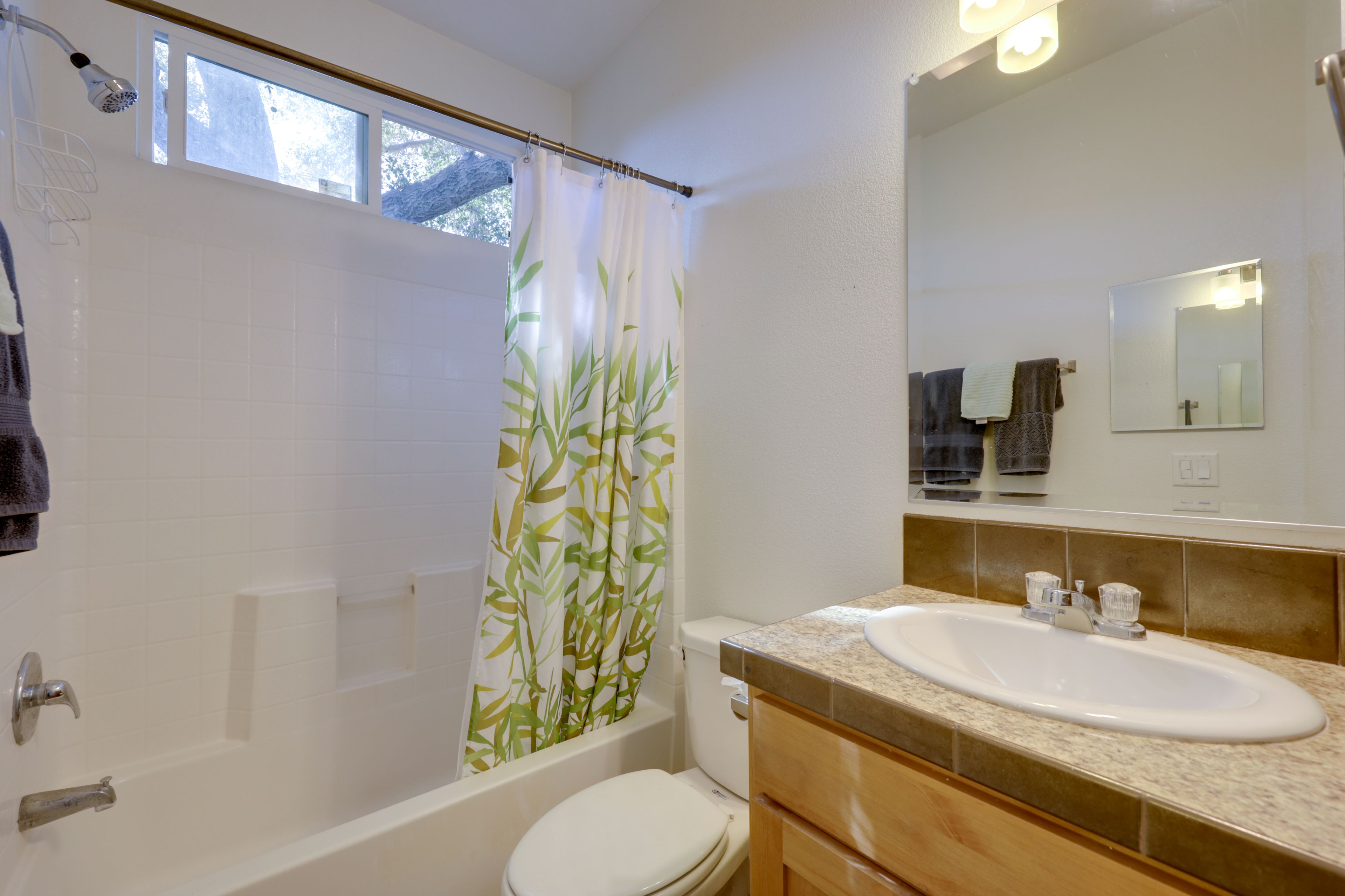 Full Bathroom | Towels Provided